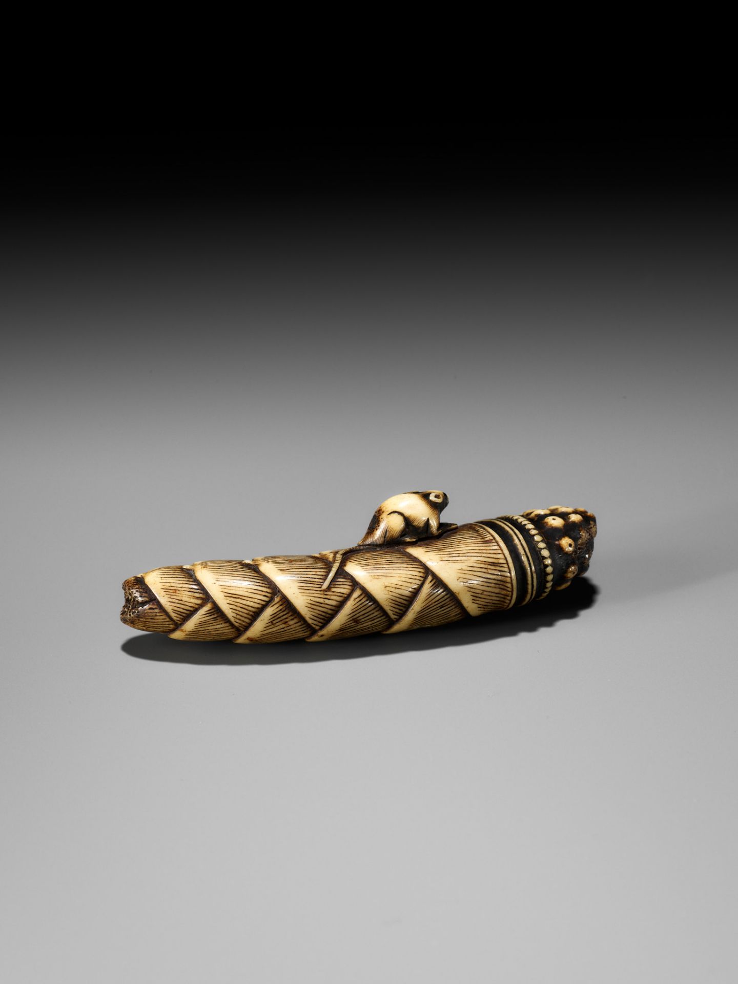 AN EARLY ANTLER NETSUKE DEPICTING A RAT ON A BAMBOO SHOOT - Bild 11 aus 14