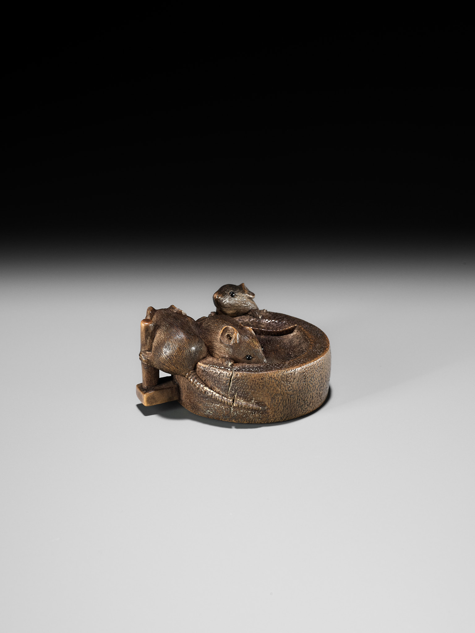 SHUZAN: A WOOD NETSUKE OF RATS ON A CHAUSU TEA MILL - Bild 7 aus 11