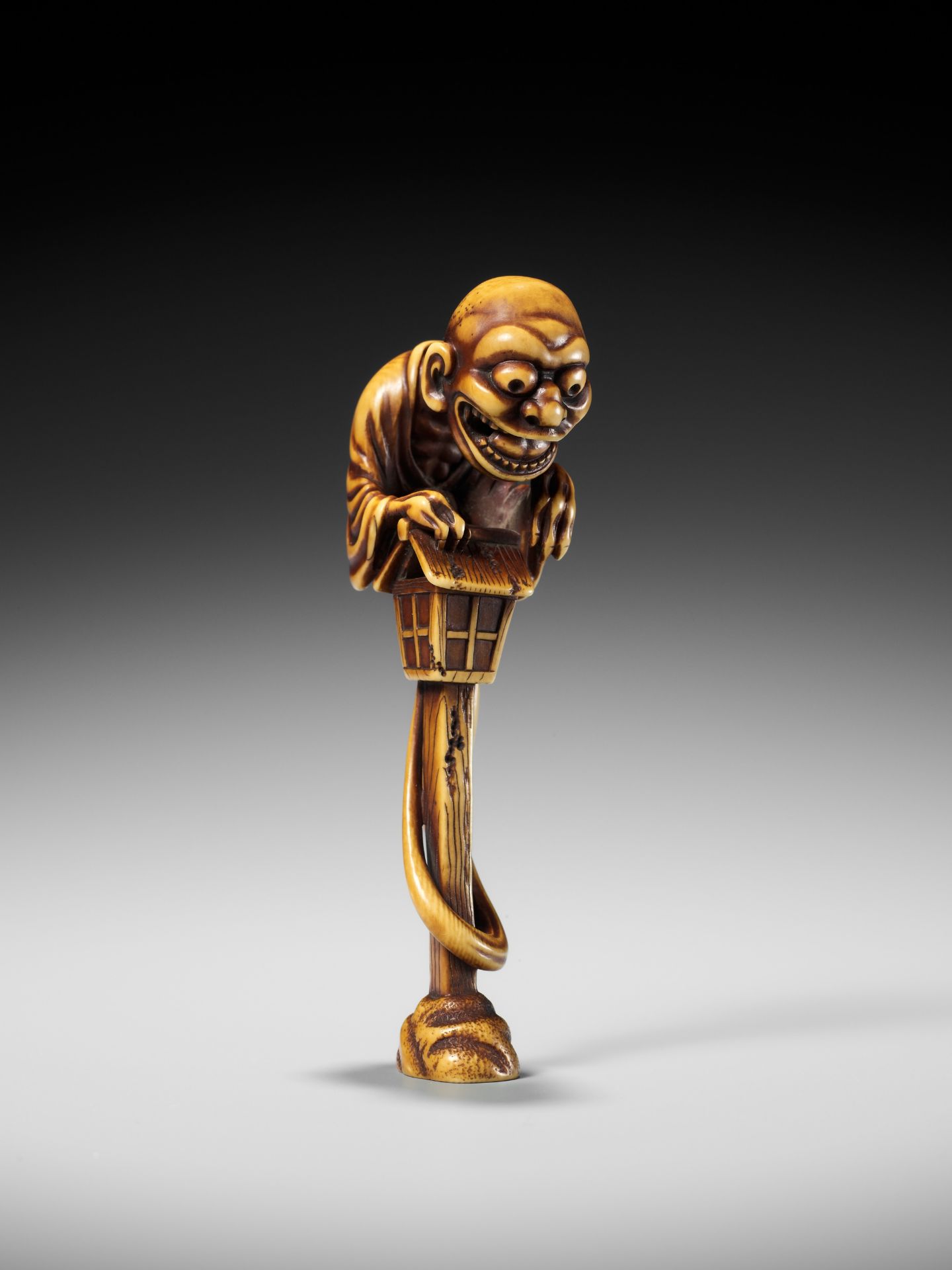 HIDEMASA: A SUPERB AND LARGE IVORY NETSUKE OF THE BAKEMONO MIKOSHI NYUDO - Bild 20 aus 26