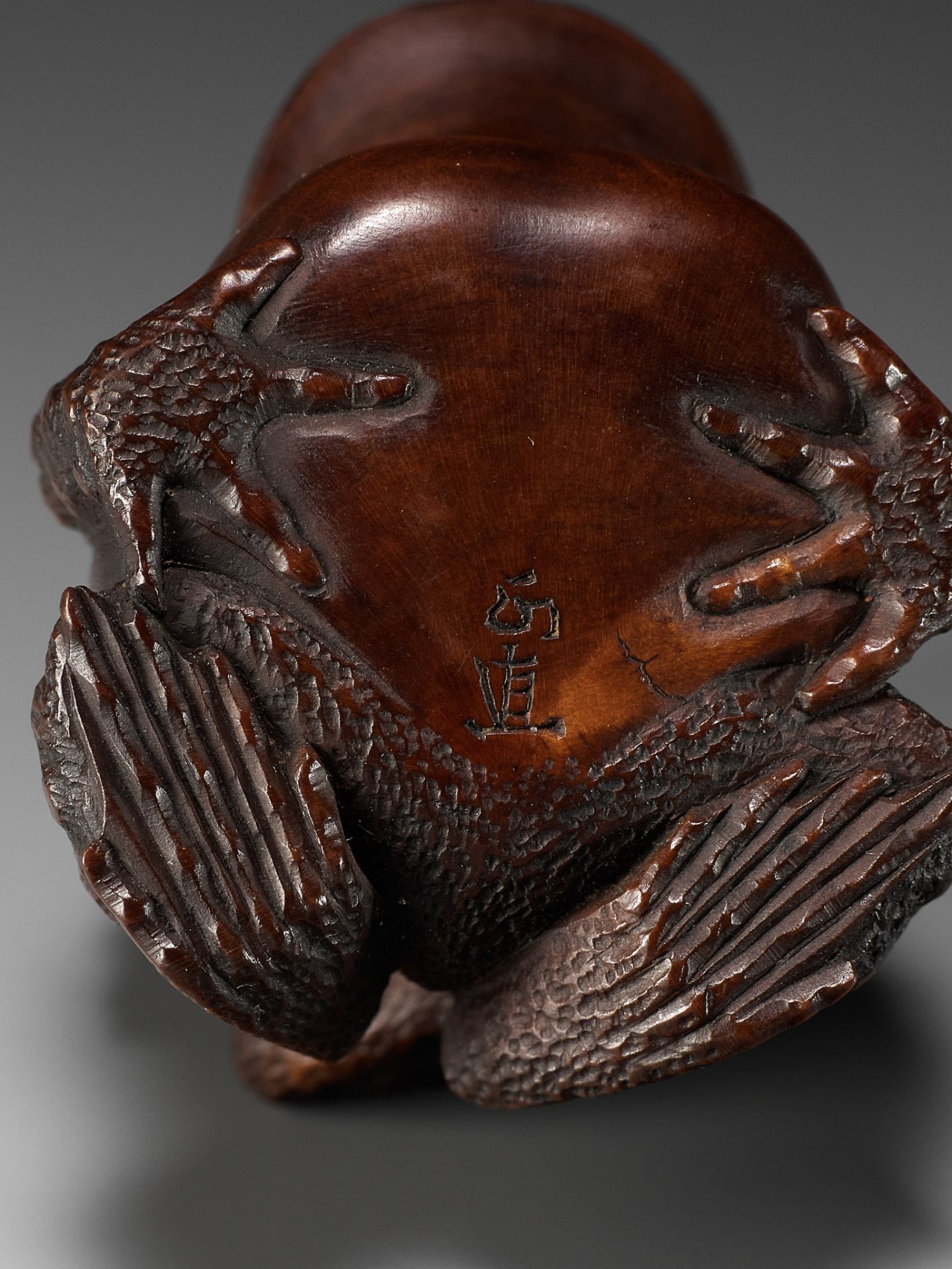 MASANAO: A FINE WOOD NETSUKE OF A TOAD WITH YOUNG - Image 15 of 15