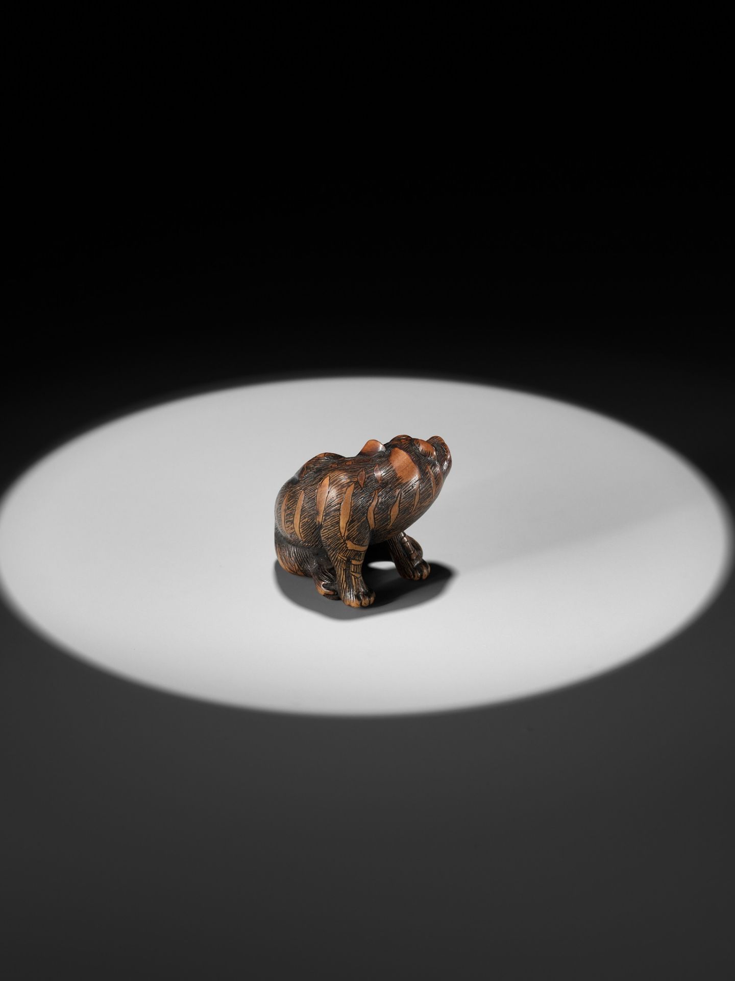 SHIGEKAZU: A FINE WOOD NETSUKE OF A TIGER - Bild 9 aus 15