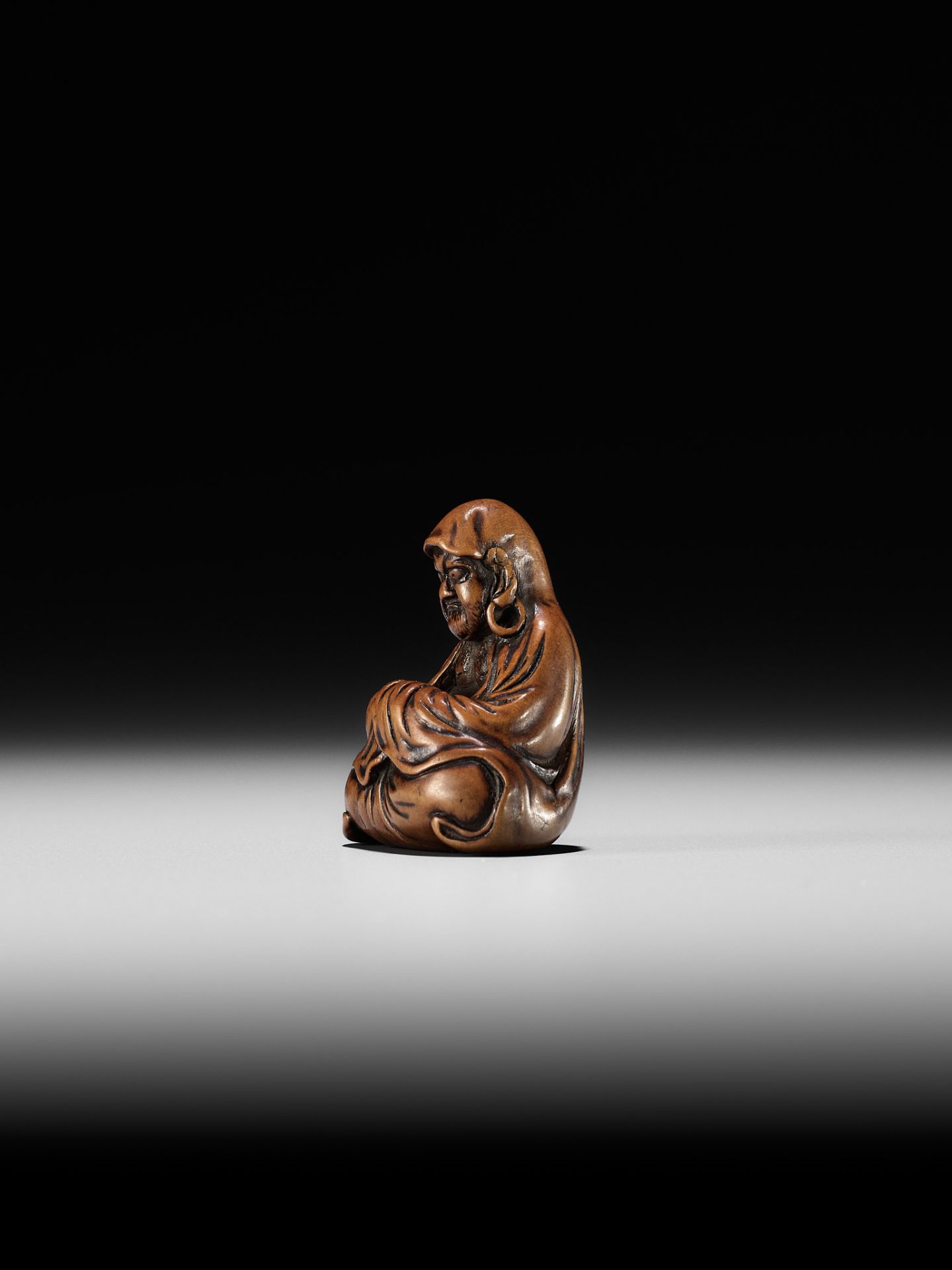 MINKOKU: A SUPERB WOOD NETSUKE OF DARUMA - Bild 10 aus 14