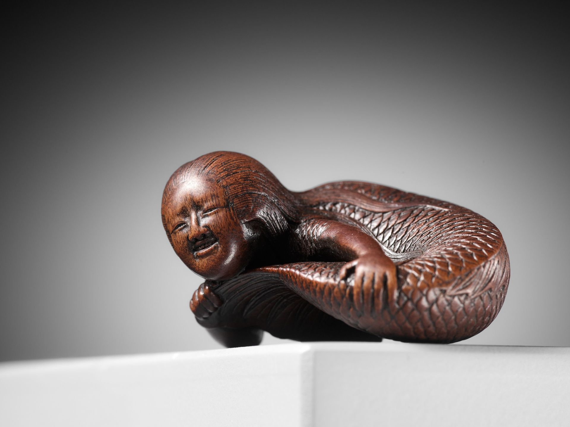 TADATOSHI: A SUPERB NAGOYA SCHOOL WOOD NETSUKE OF A NINGYO (MERMAID) - Bild 4 aus 14