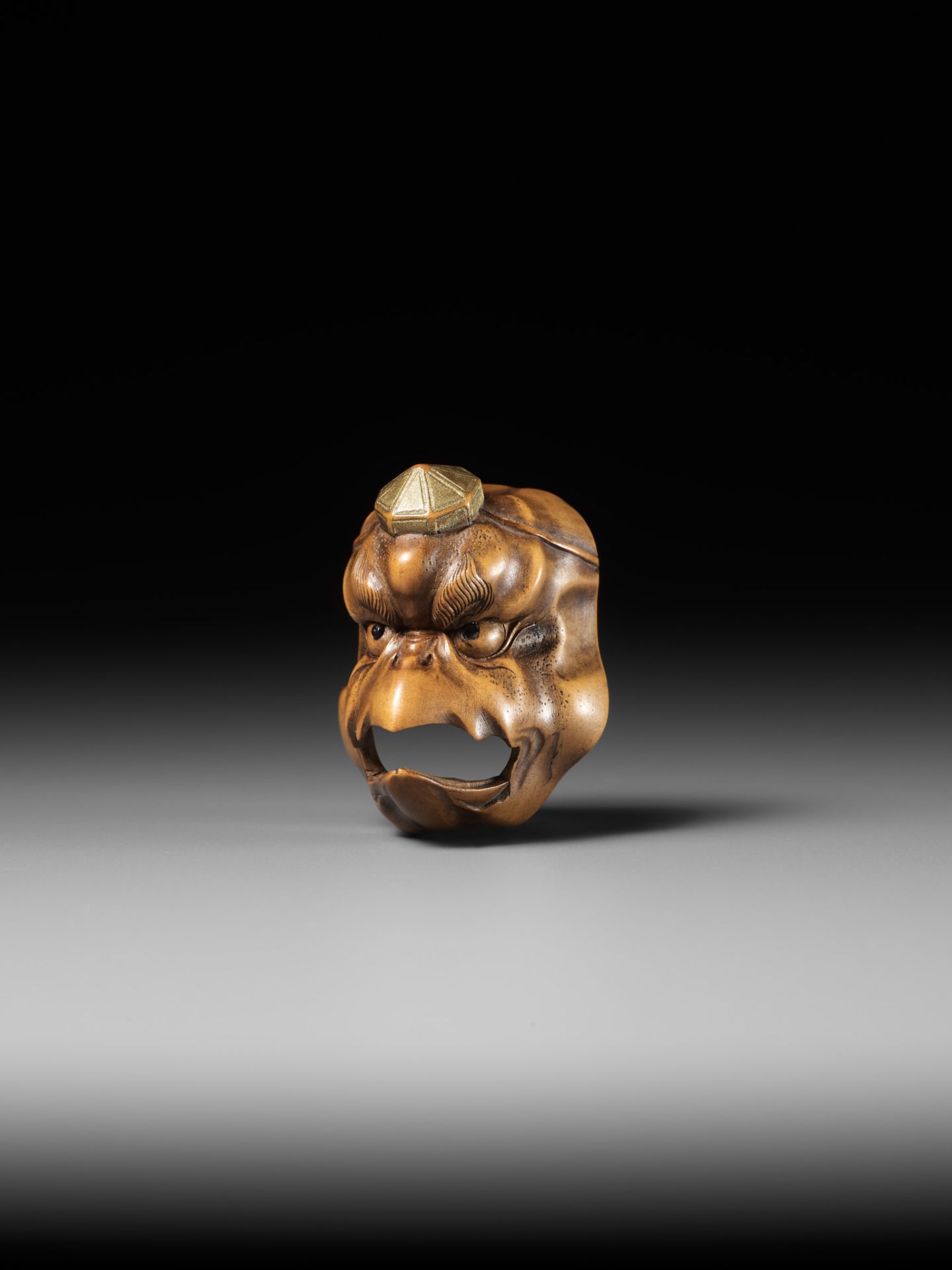 A PALE BOXWOOD MASK NETSUKE OF A KARASU TENGU, ATTRIBUTED TO KOKEISAI SANSHO - Image 9 of 11