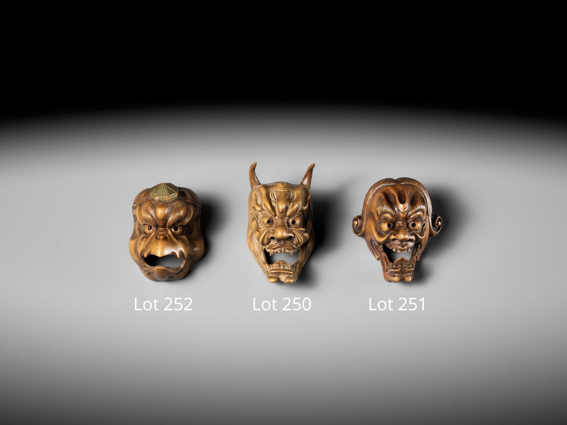 A PALE BOXWOOD KYOGEN MASK NETSUKE OF A GROTESQUE FOREIGNER, ATTRIBUTED TO KOKEISAI SANSHO - Bild 11 aus 14