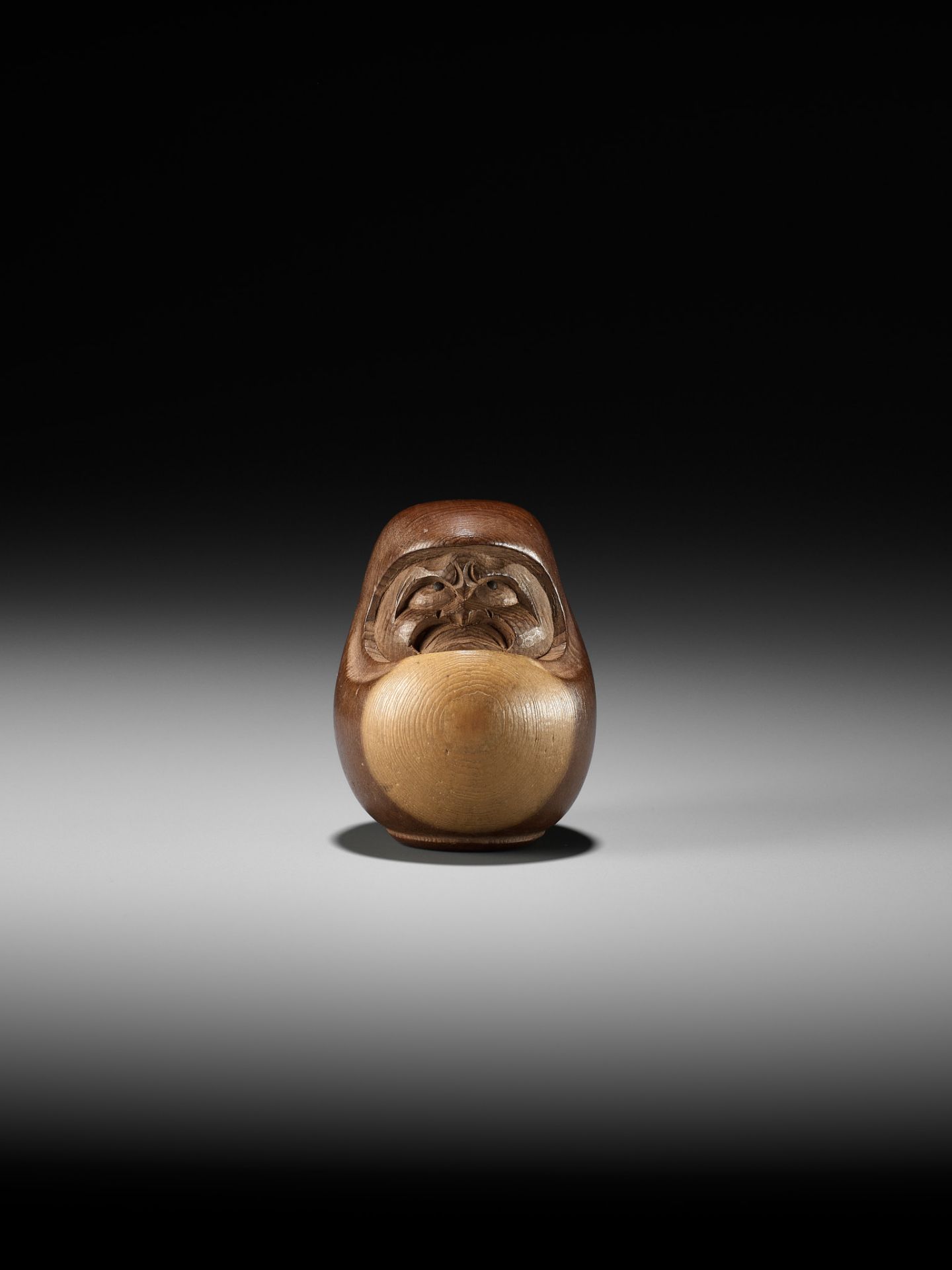 SUKEYUKI: A RARE HIDA SCHOOL ITTOBORI YEW WOOD NETSUKE OF A DARUMA DOLL - Bild 9 aus 11