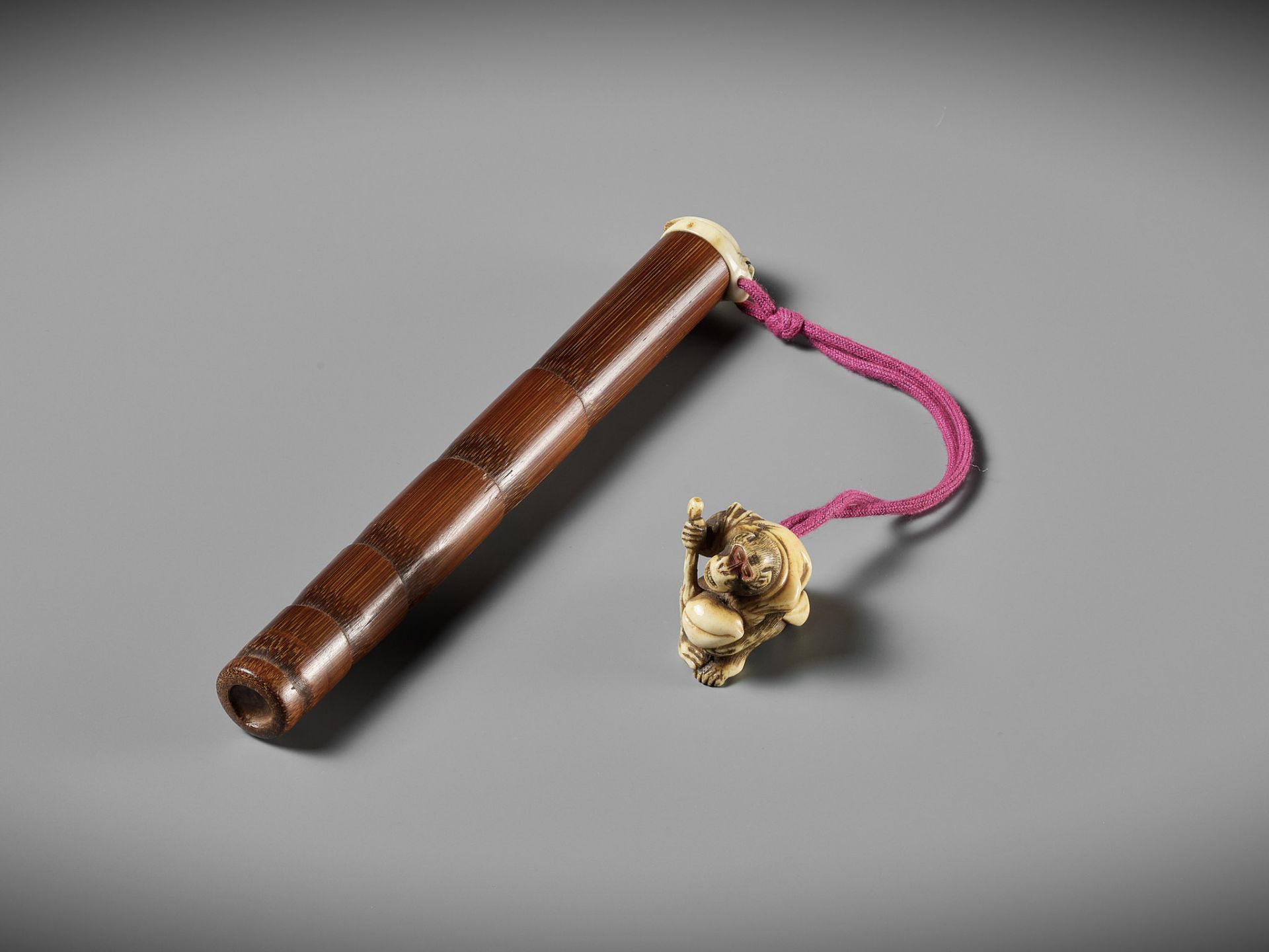 A FINE BAMBOO AND ANTLER YATATE, WITH AN ANTLER NETSUKE OF A MONKEY HOLDING A PEACH - Bild 8 aus 11