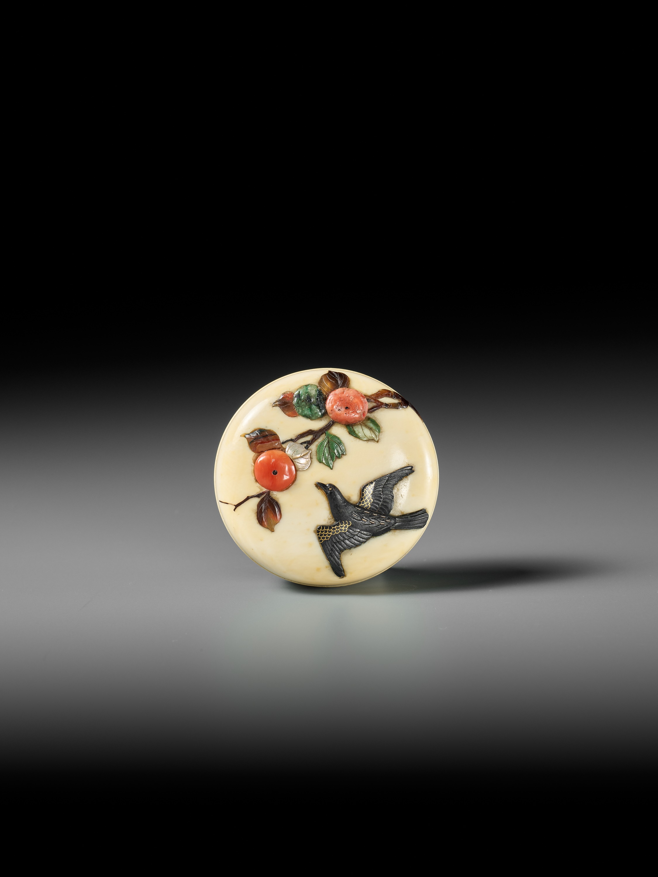 A FINE INLAID IVORY MANJU NETSUKE OF KACHO-GA TYPE - Bild 8 aus 11