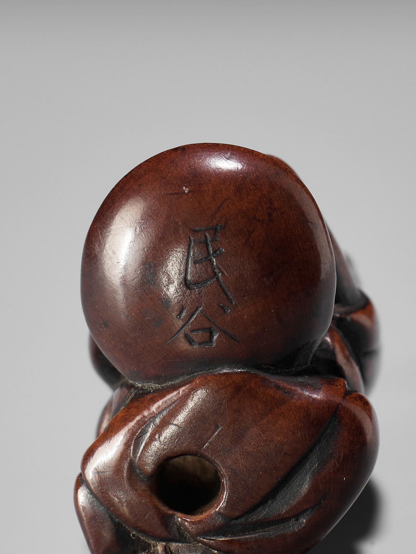 MINKOKU II: A FINE WOOD NETSUKE OF A WASHER WOMAN - Bild 9 aus 10