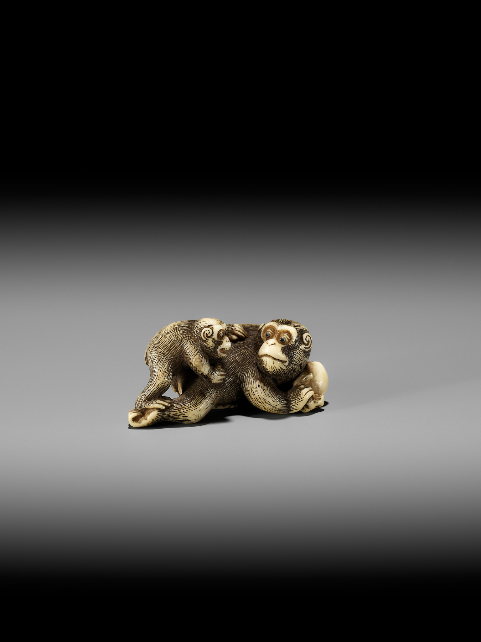 GARAKU: AN IVORY NETSUKE OF A MONKEY WITH YOUNG - Image 9 of 13