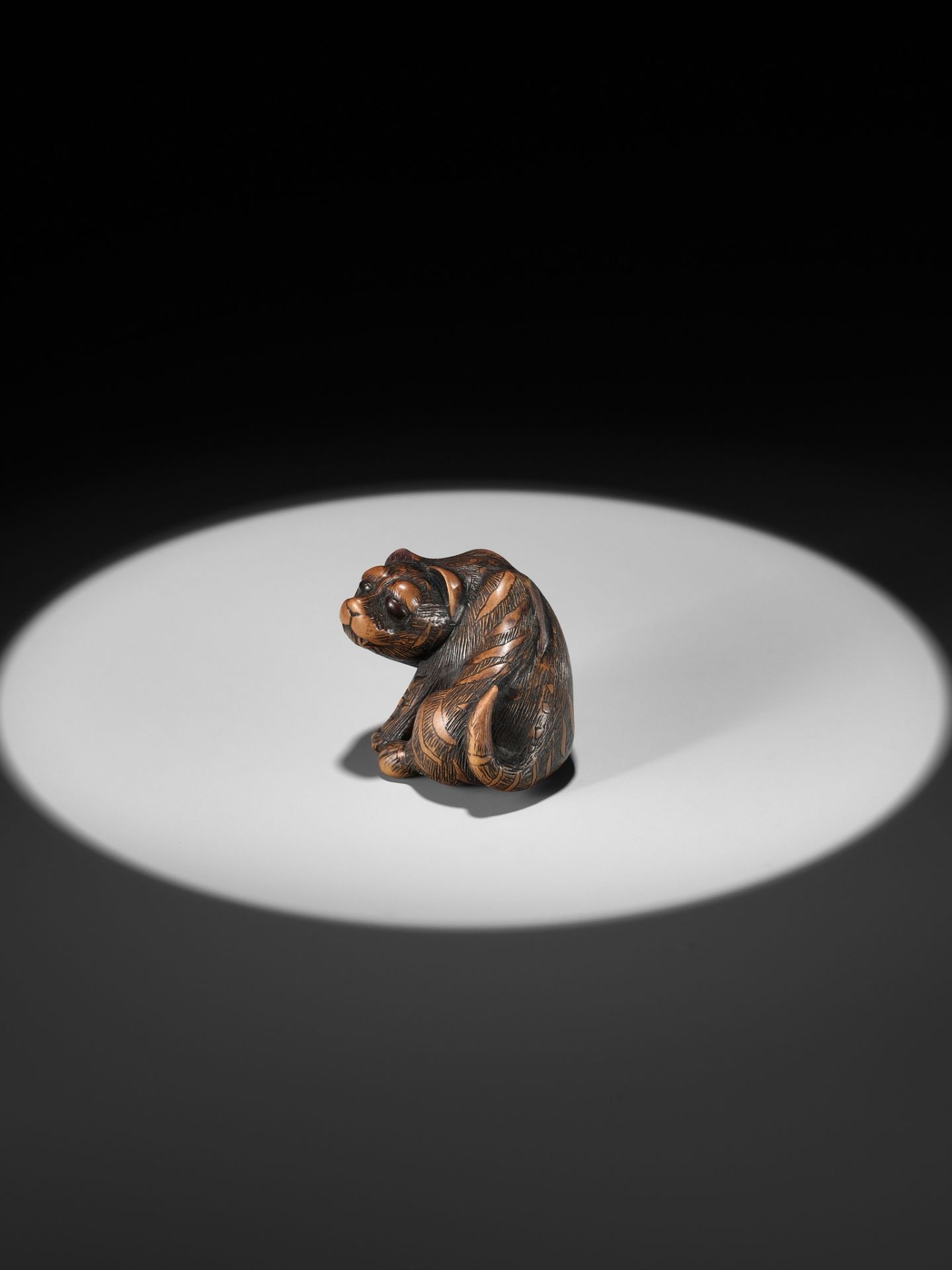 SHIGEKAZU: A FINE WOOD NETSUKE OF A TIGER - Image 7 of 15