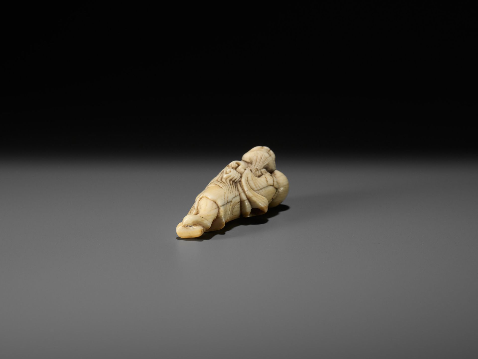 AN IVORY NETSUKE OF CHOKARO SENNIN - Image 9 of 10