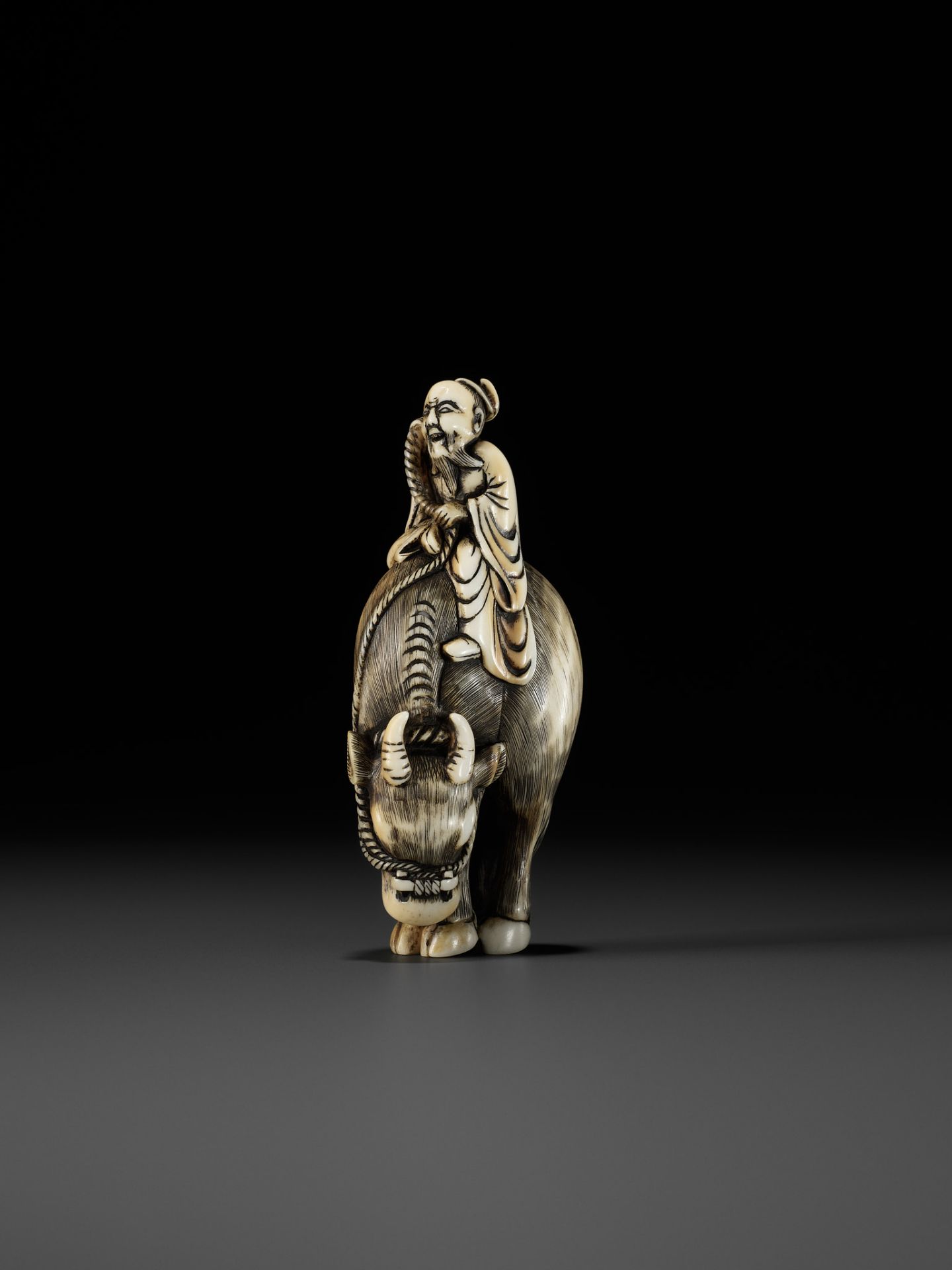 A FINE IVORY NETSUKE OF ROSHI ATOP AN OX - Image 10 of 12