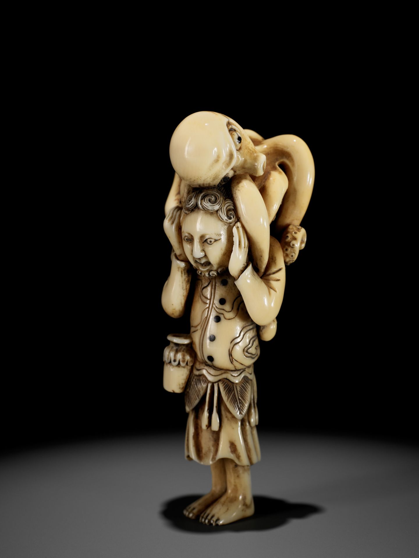 A RARE IVORY NETSUKE OF A DUTCHMAN WITH AN OCTOPUS - Bild 6 aus 13