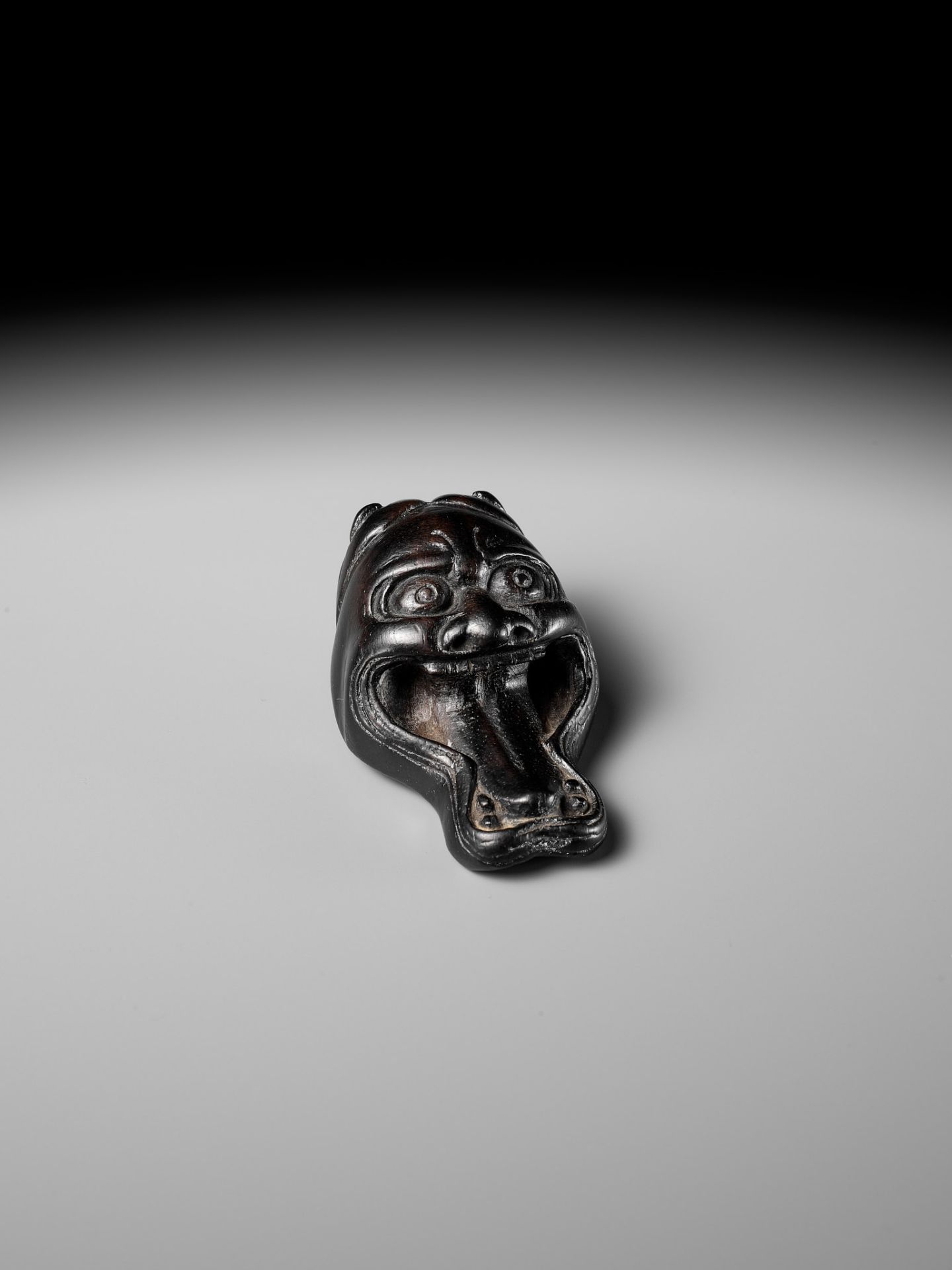 A LARGE AND UNUSUAL EBONY WOOD MASK NETSUKE OF HANNYA - Bild 2 aus 11