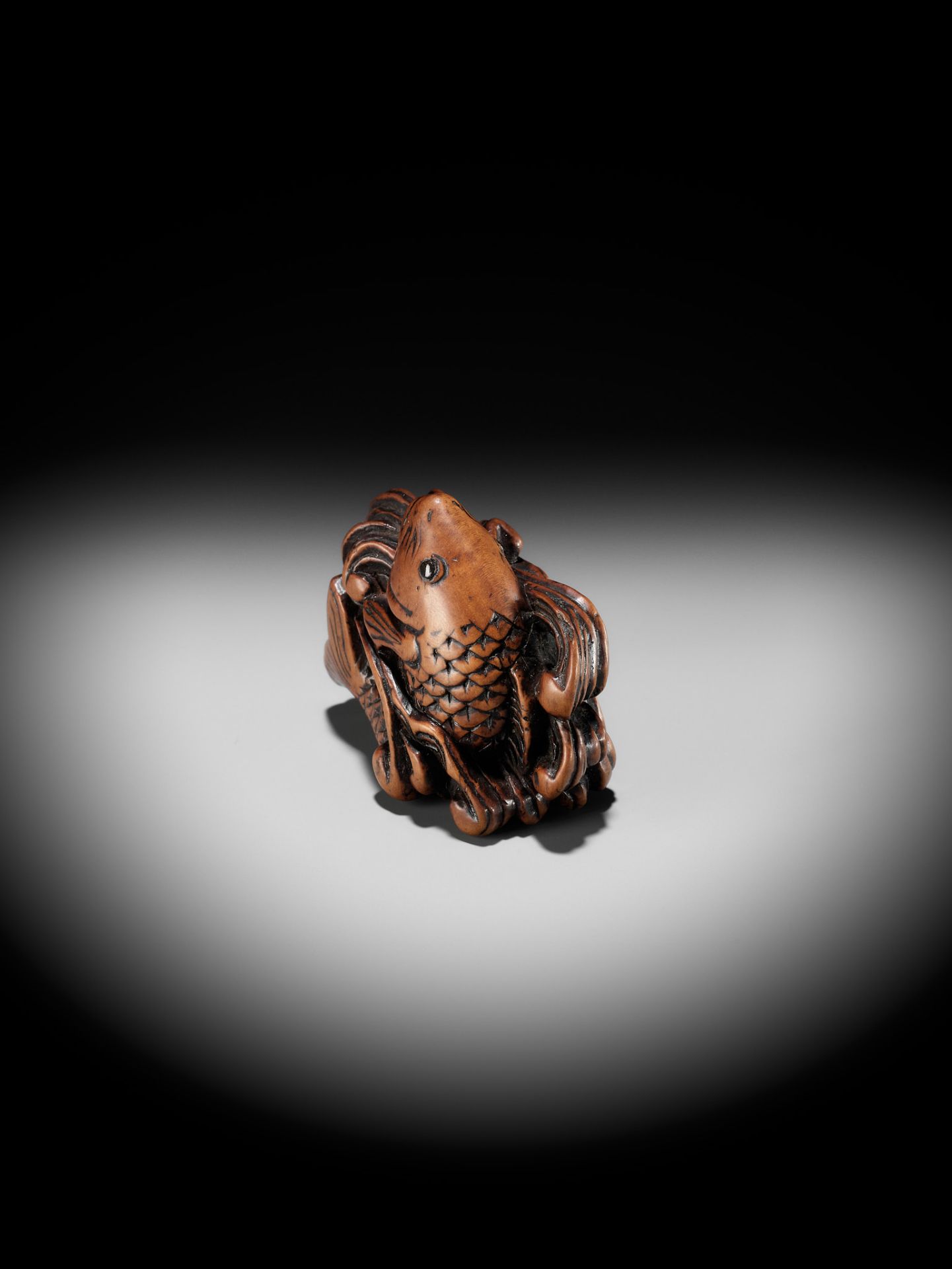 A SUPERB WOOD NETSUKE OF A LEAPING CARP AMONGST TURBULENT WAVES - Bild 11 aus 15