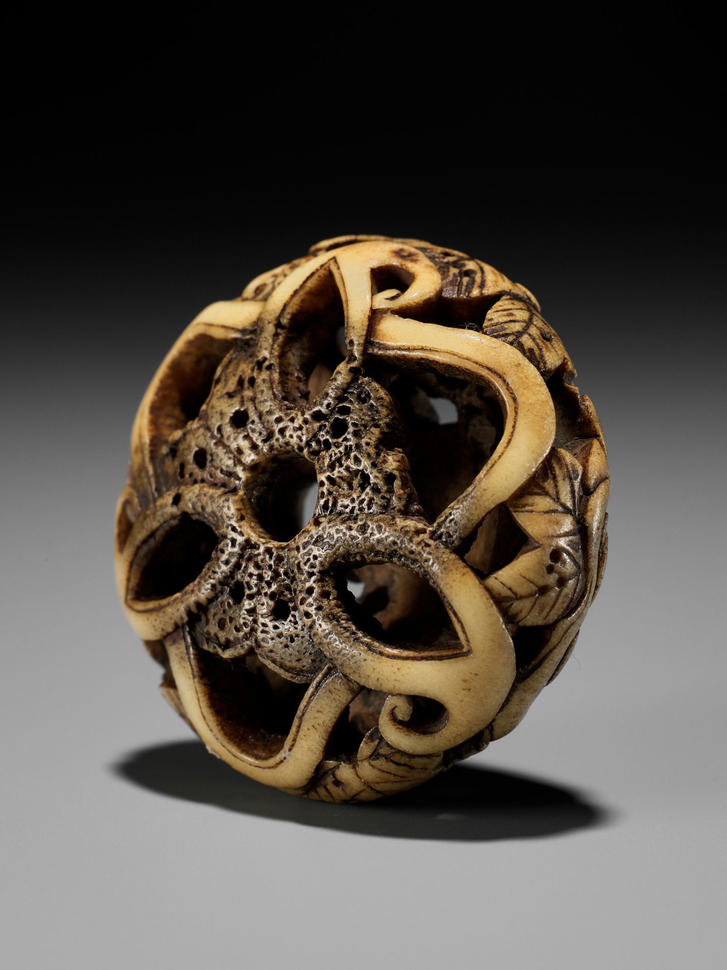 AN ANTLER RYUSA MANJU NETSUKE WITH FLORAL DESIGN - Bild 2 aus 11