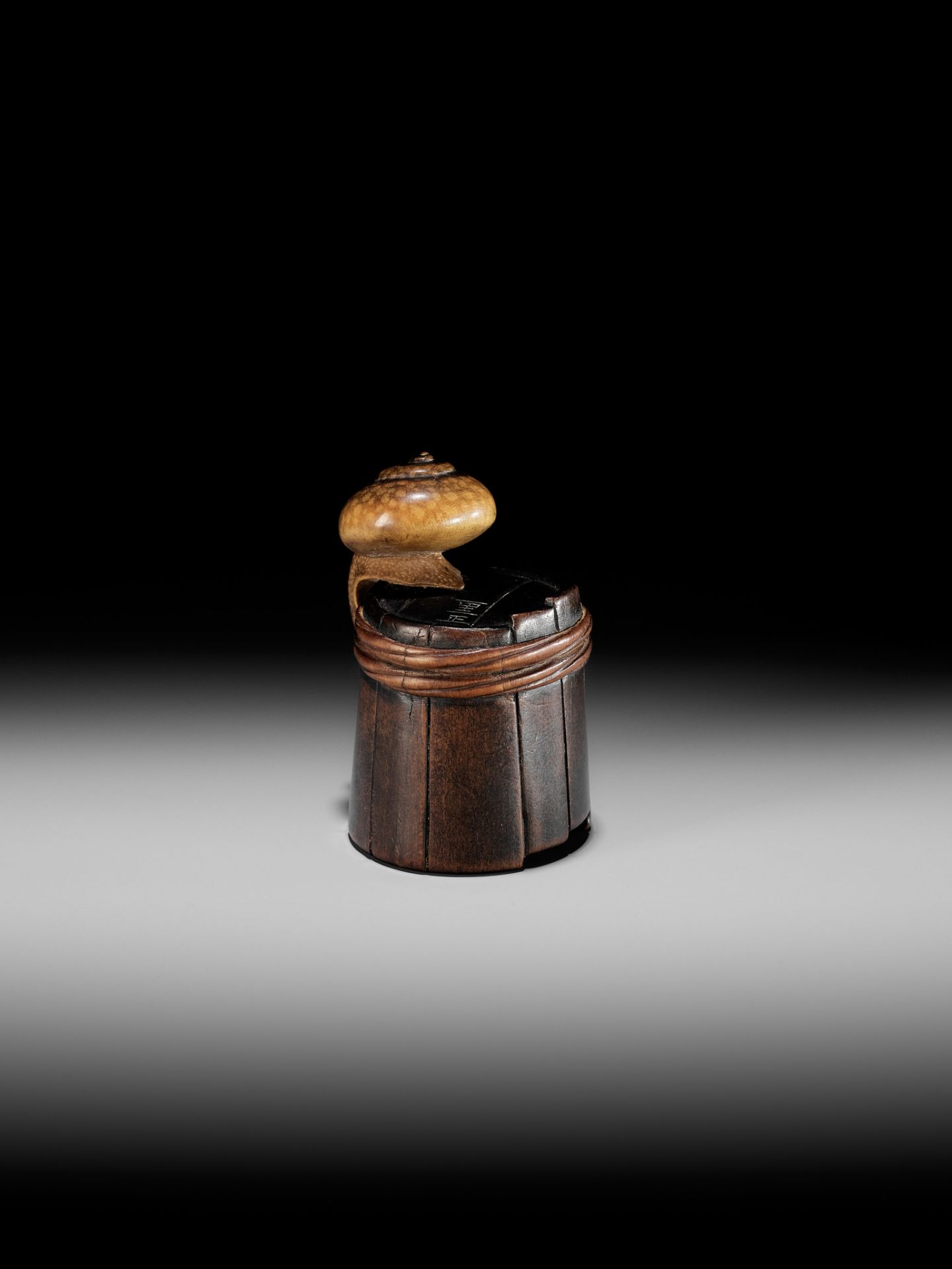 SHIGEMASA: A SUPERB WOOD NETSUKE OF A SNAIL ON BUCKET - Bild 13 aus 18