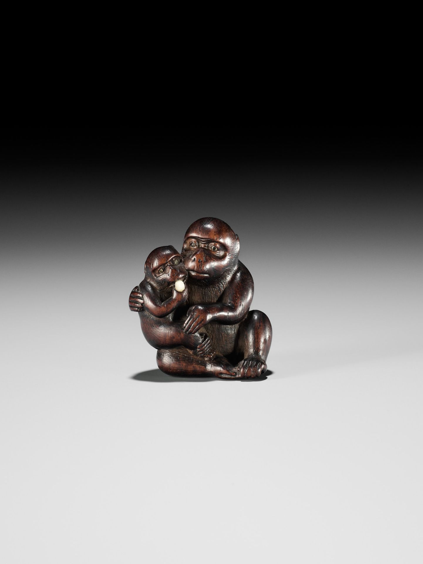 HIDECHIKA: A CHARMING INLAID WOOD NETSUKE OF A MONKEY FEEDING YOUNG - Bild 3 aus 10