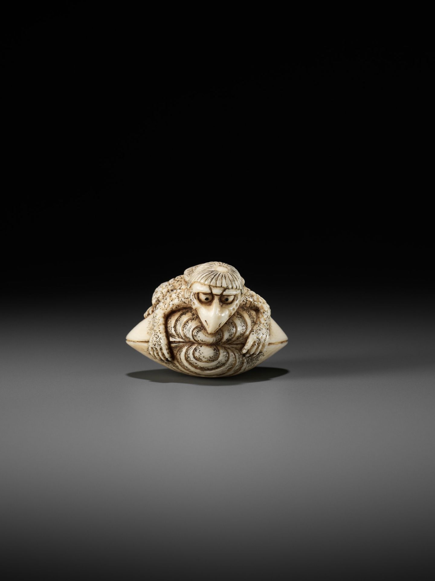 AN IVORY NETSUKE OF A KAPPA TRAPPED BY A HAMAGURI CLAM - Bild 3 aus 11