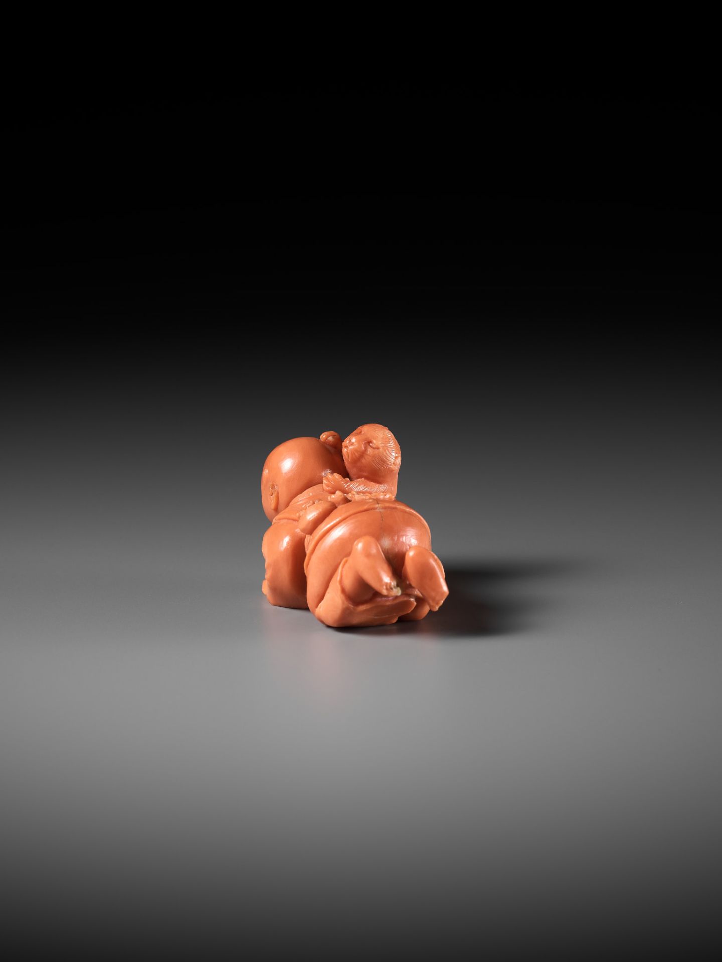 RYUHO: A VERY RARE SOLID CORAL NETSUKE OF A BOY AND CAT - Bild 4 aus 11