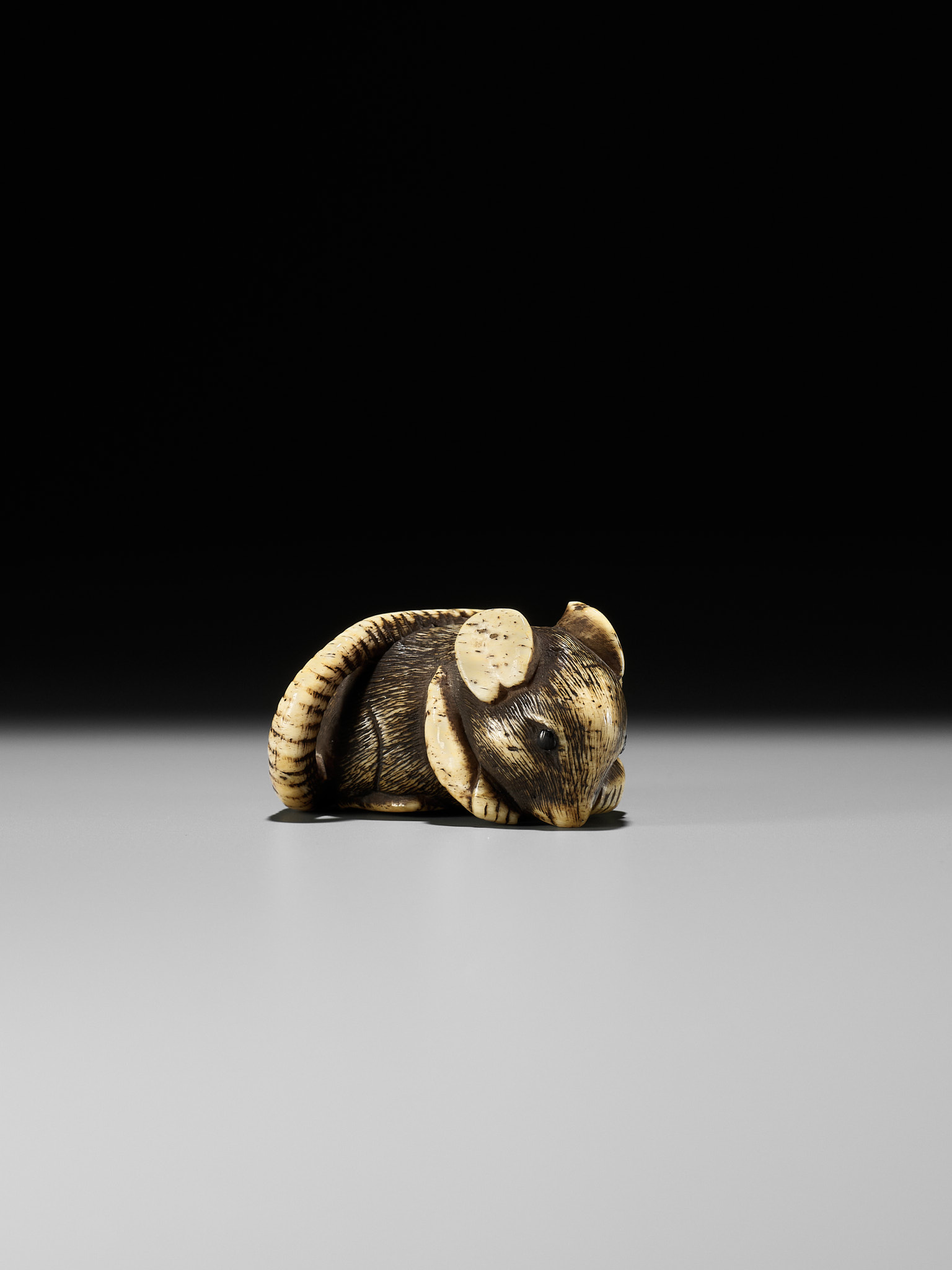 A FINE KYOTO SCHOOL ANTLER NETSUKE OF A RAT EATING A PEPPER - Bild 5 aus 12