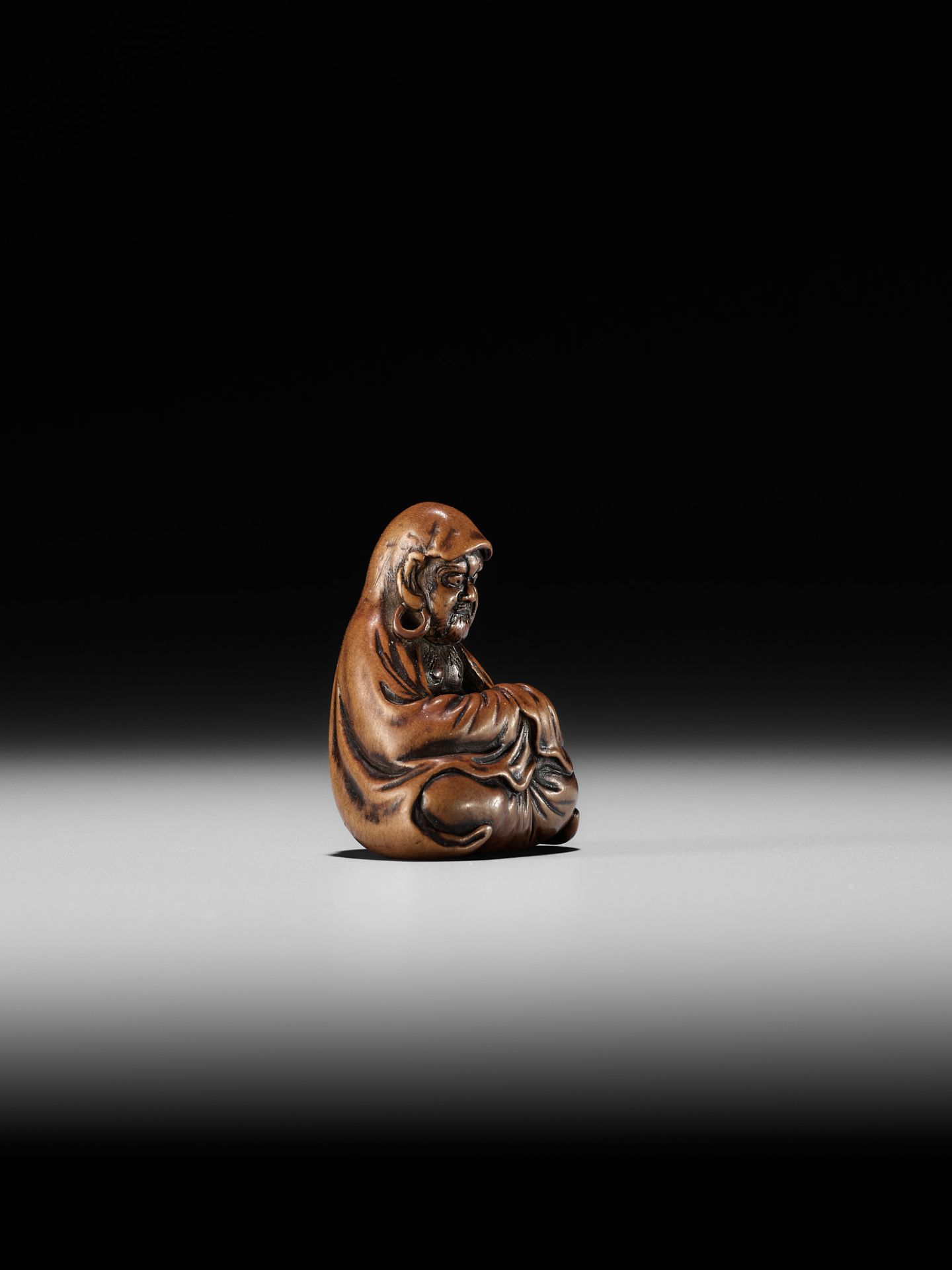 MINKOKU: A SUPERB WOOD NETSUKE OF DARUMA - Bild 12 aus 14