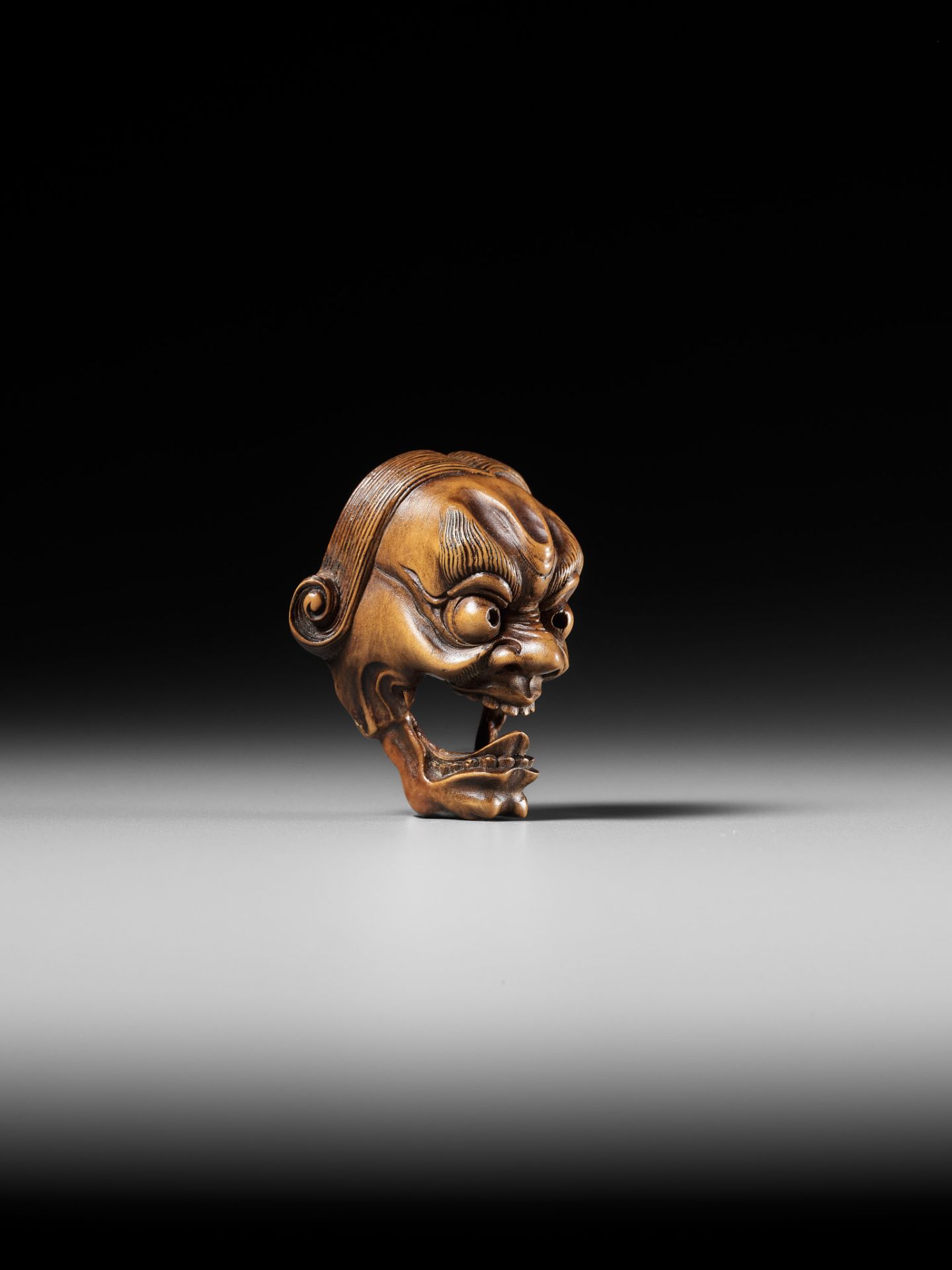 A PALE BOXWOOD KYOGEN MASK NETSUKE OF A GROTESQUE FOREIGNER, ATTRIBUTED TO KOKEISAI SANSHO - Bild 7 aus 14