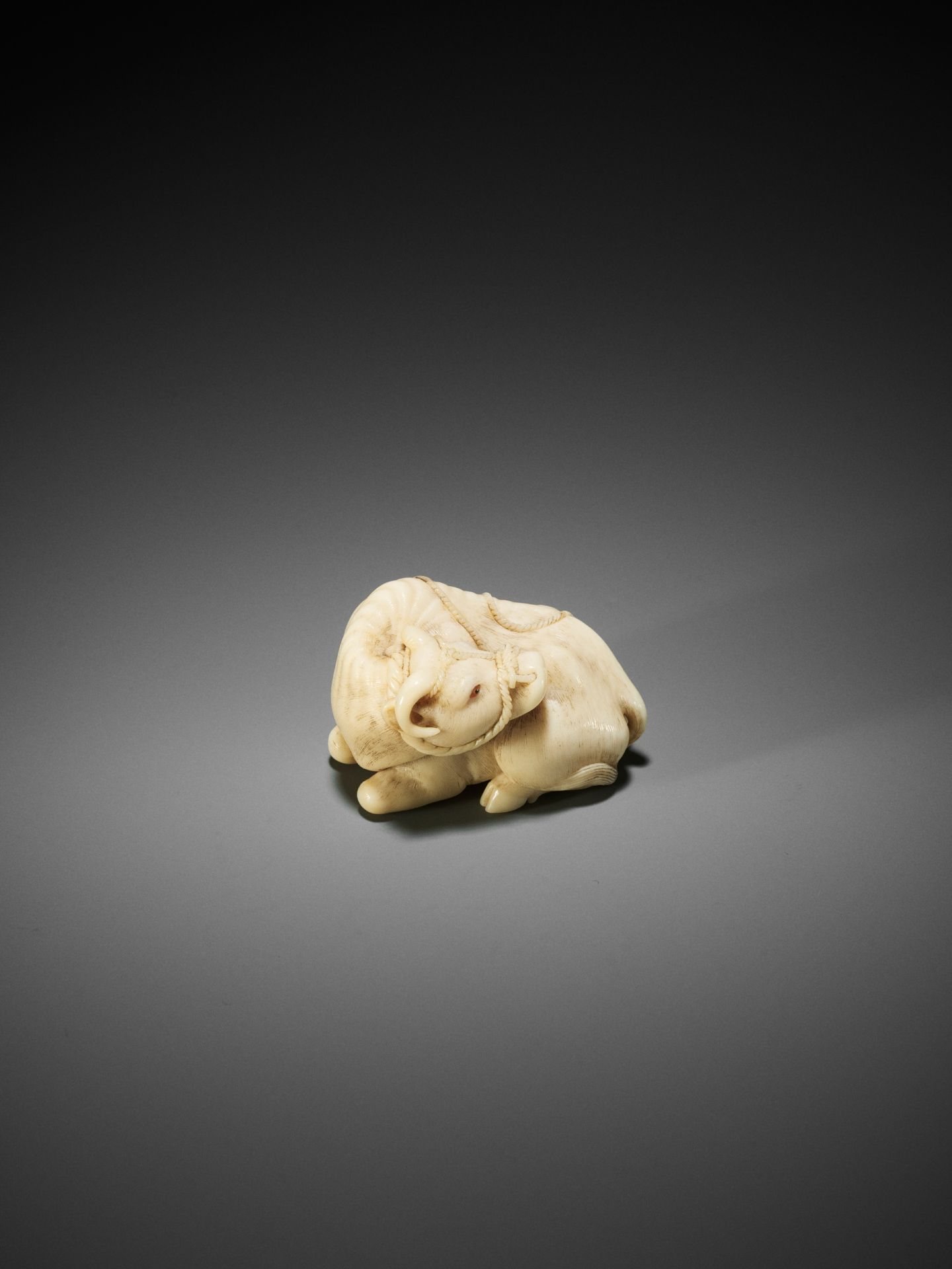 KAIGYOKUSAI MASATSUGU: A MASTERFUL AND IMPORTANT IVORY NETSUKE OF A RECUMBENT OX - Image 28 of 30