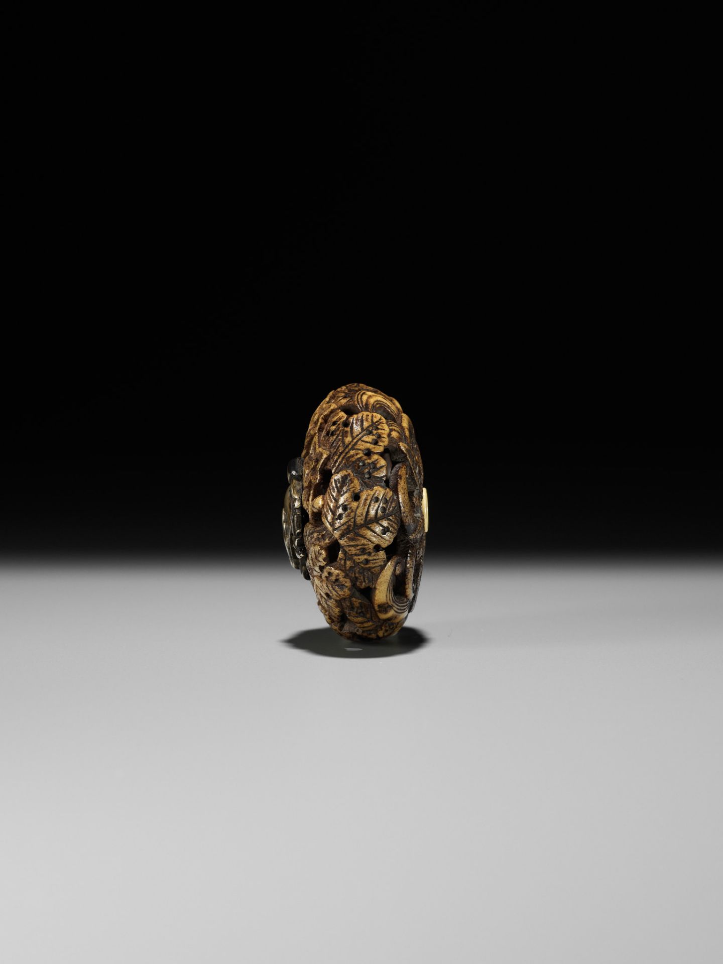 A METAL-INLAID ANTLER RYUSA MANJU NETSUKE REFERENCING THE TEN OX HERDING PICTURES - Image 4 of 9