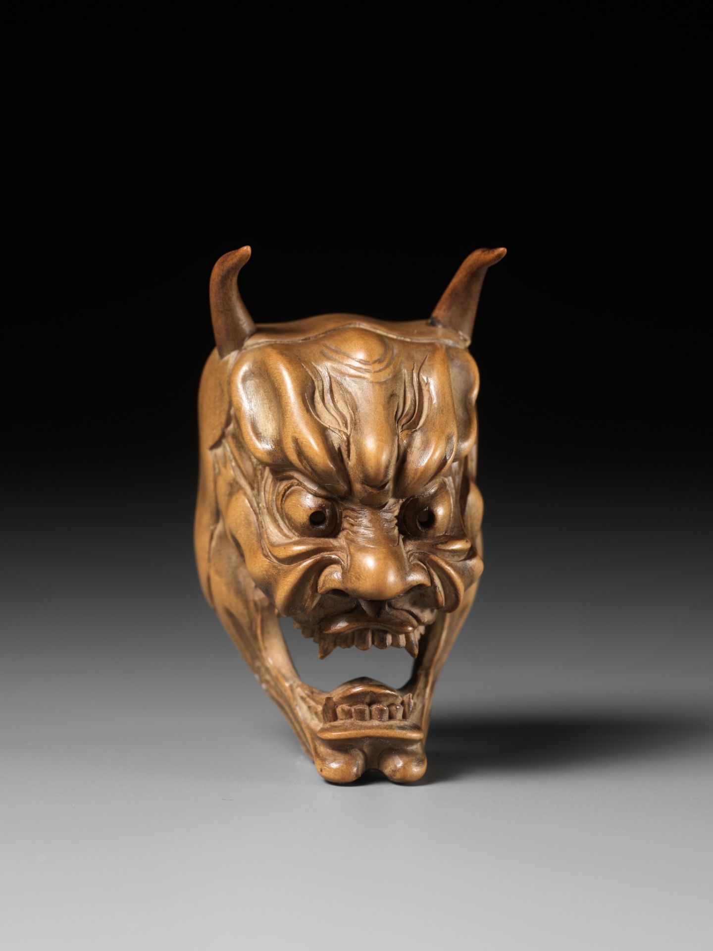 KOKEISAI SANSHO: A SUPERB PALE BOXWOOD MASK NETSUKE OF HANNYA - Bild 2 aus 14