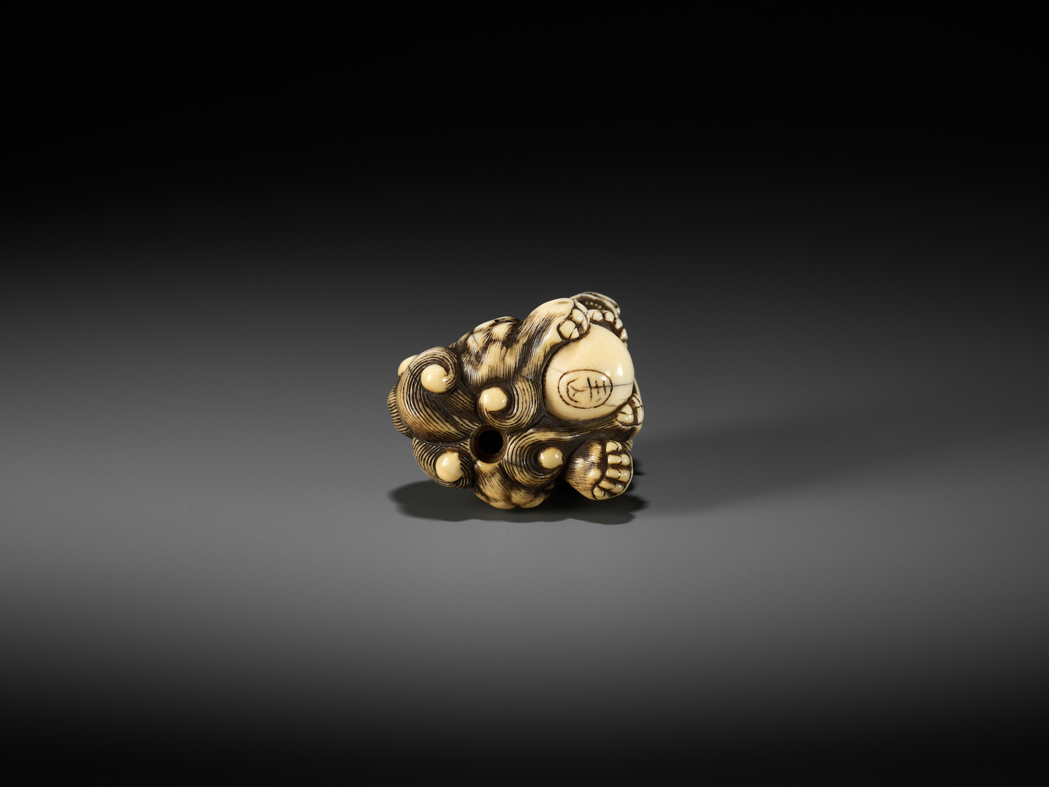 GYOKUZAN: AN IVORY NETSUKE OF A SHISHI - Image 11 of 13