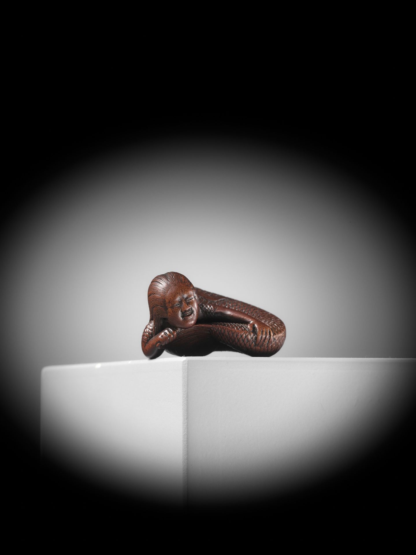 TADATOSHI: A SUPERB NAGOYA SCHOOL WOOD NETSUKE OF A NINGYO (MERMAID) - Bild 2 aus 14