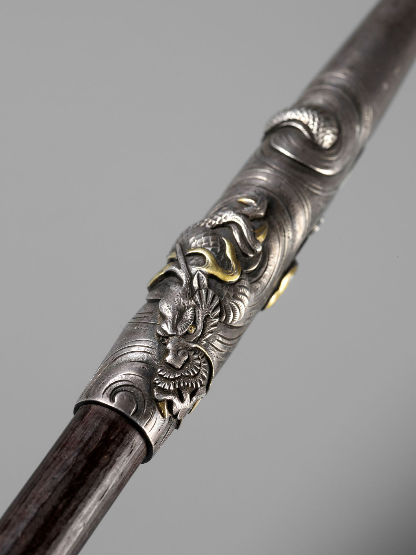 A FINE AND LARGE SILVER AND BAMBOO KISERU (PIPE) DEPICTING TWIN DRAGONS - Bild 3 aus 11