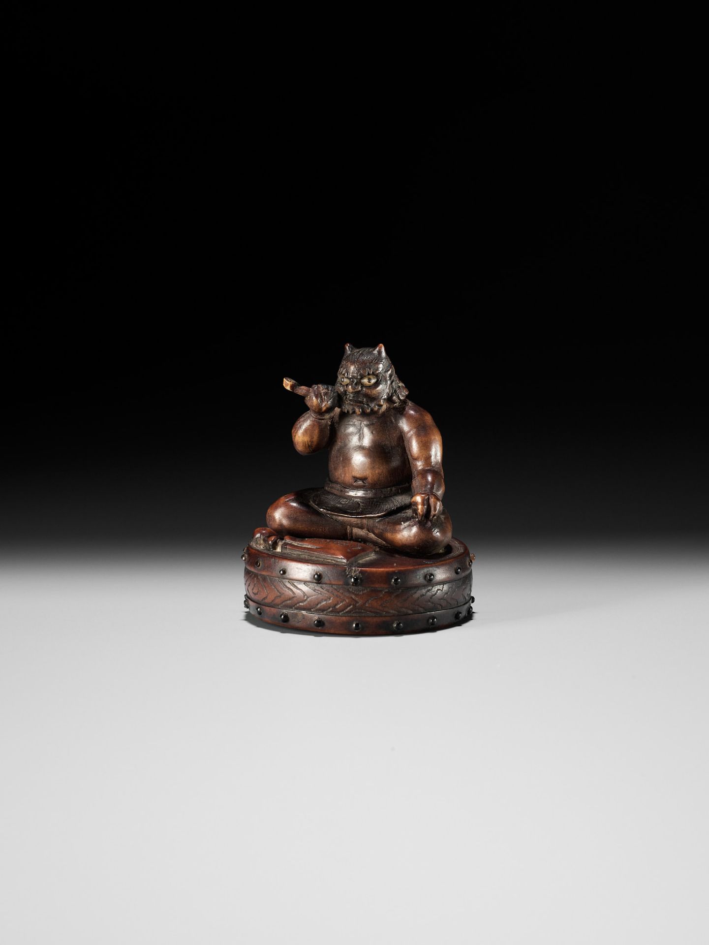 GYOKKOSAI: A HUMOROUS WOOD NETSUKE OF RAIJIN TAKING A SMOKE BREAK - Image 3 of 12