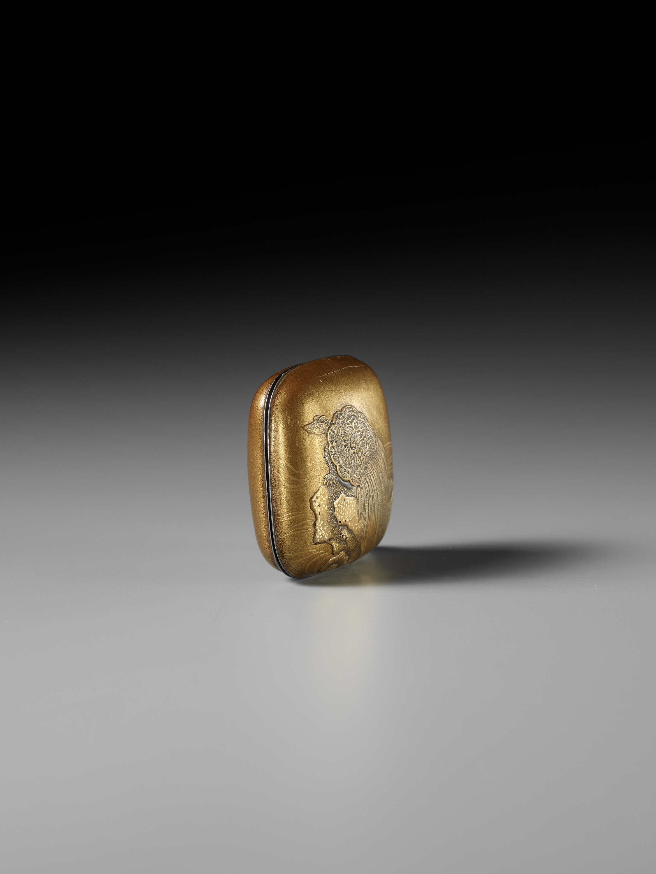 KOJU: A FINE GOLD LACQUER MANJU NETSUKE WITH MINOGAME ON ROCK - Bild 8 aus 10