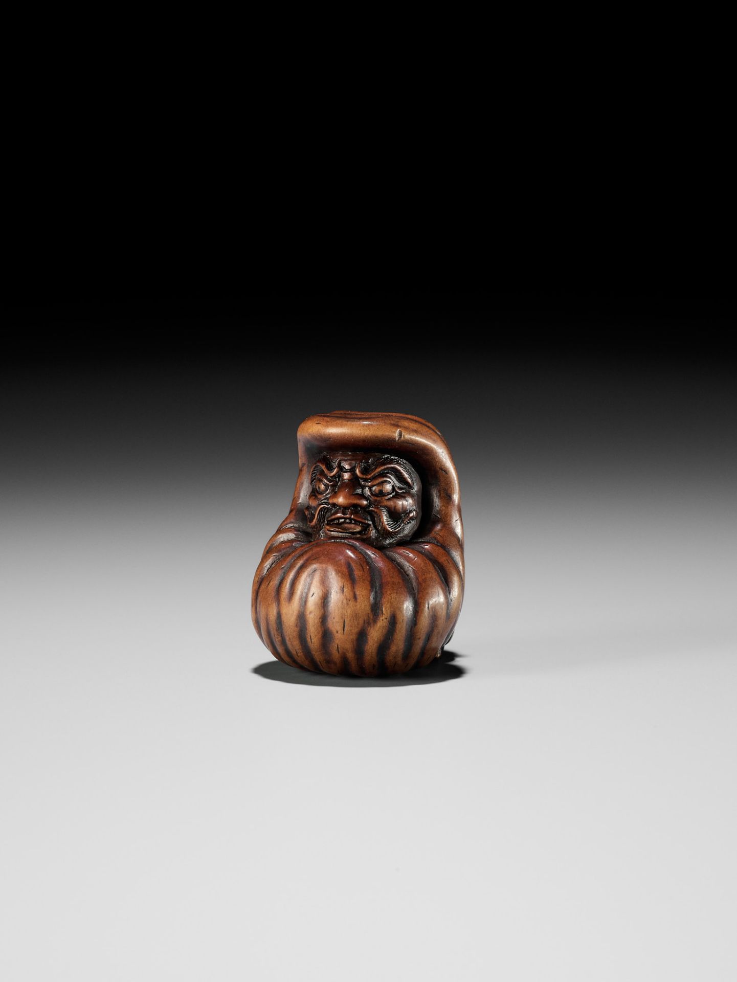 ISSHINSAI: A HUMOROUS WOOD NETSUKE OF TANUKI WITH A MAGICAL DARUMA DOLL SCROTUM - Bild 9 aus 16