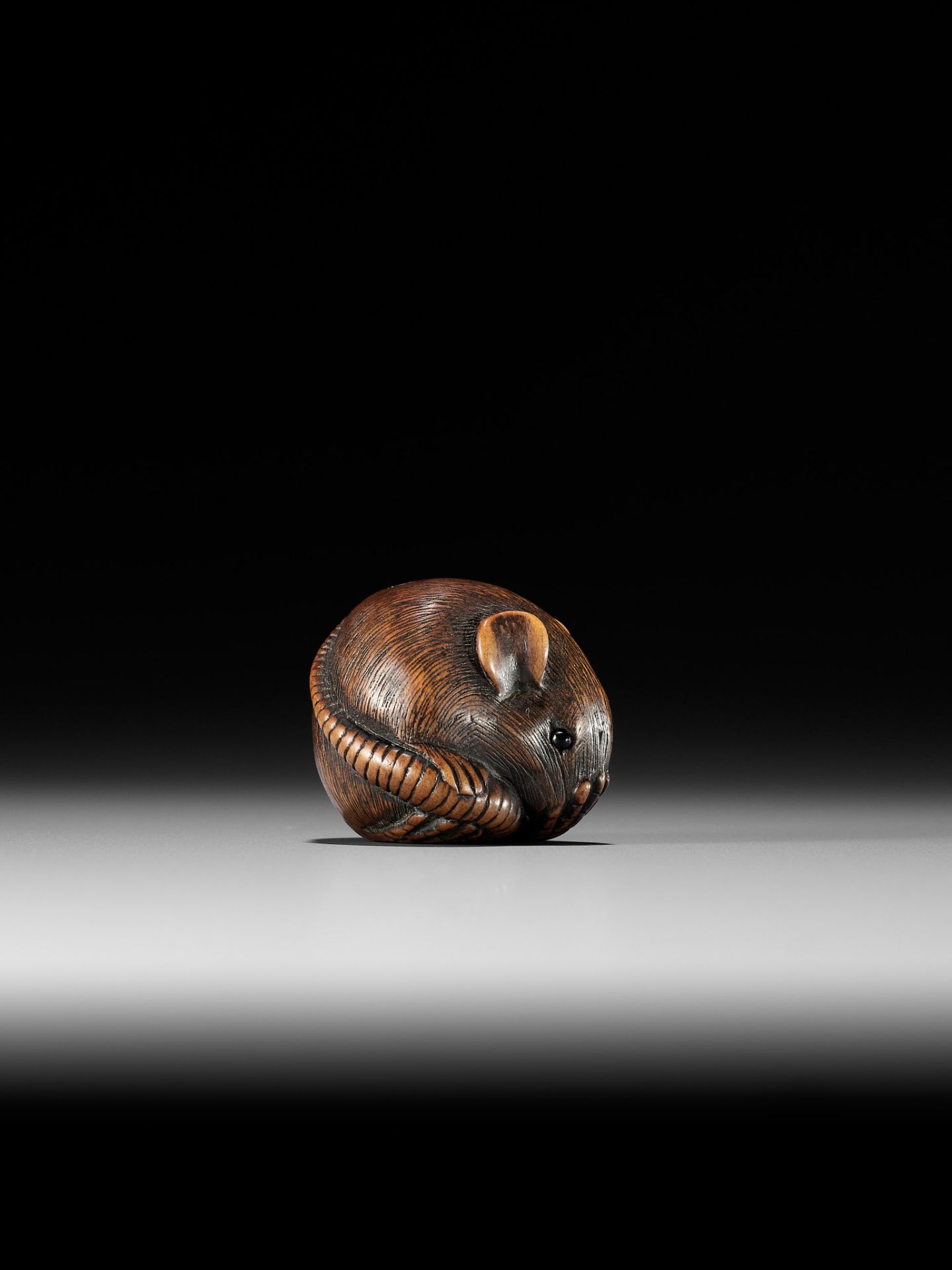 A FINE WOOD NETSUKE OF A COILED RAT - Bild 7 aus 9