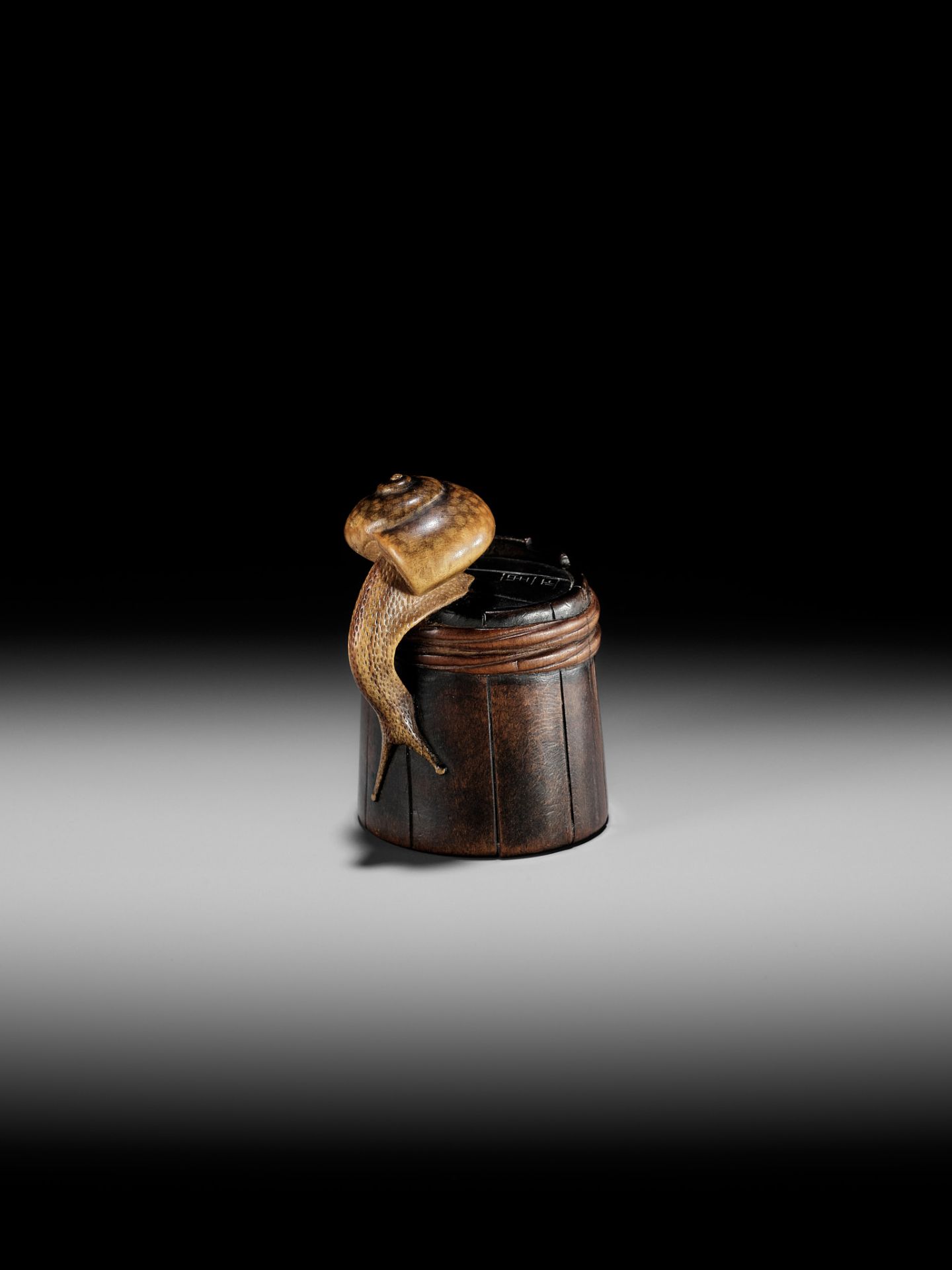 SHIGEMASA: A SUPERB WOOD NETSUKE OF A SNAIL ON BUCKET - Bild 4 aus 18