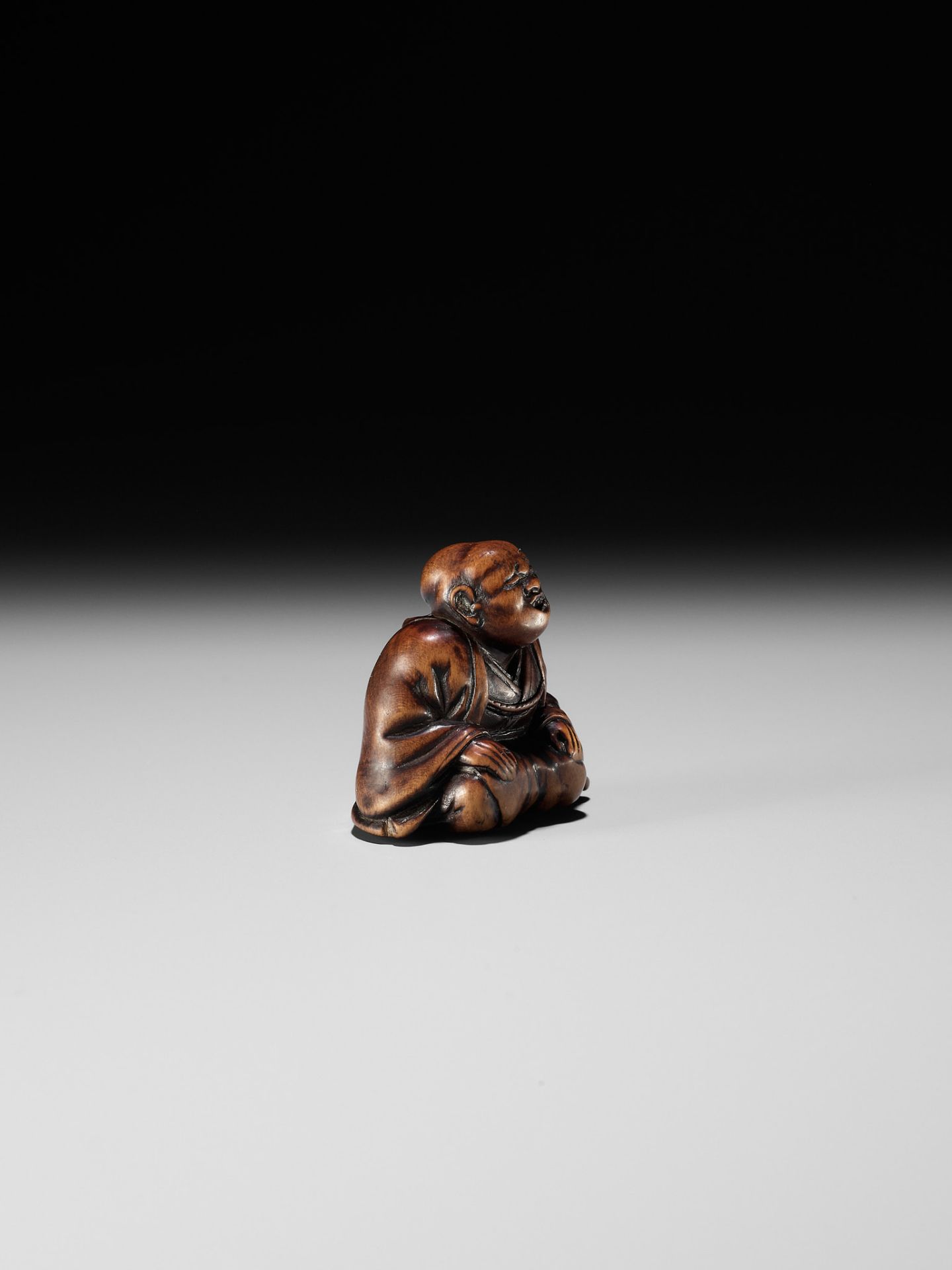 FUJI: A WOOD NETSUKE OF A RAKUGOKA, STORYTELLER - Bild 6 aus 9