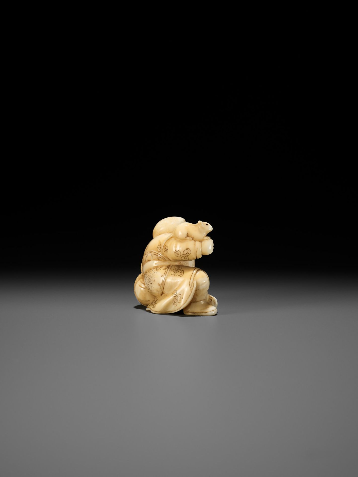 A FINE WALRUS TUSK NETSUKE OF DAIKOKU HOLDING A RAT - Bild 7 aus 11