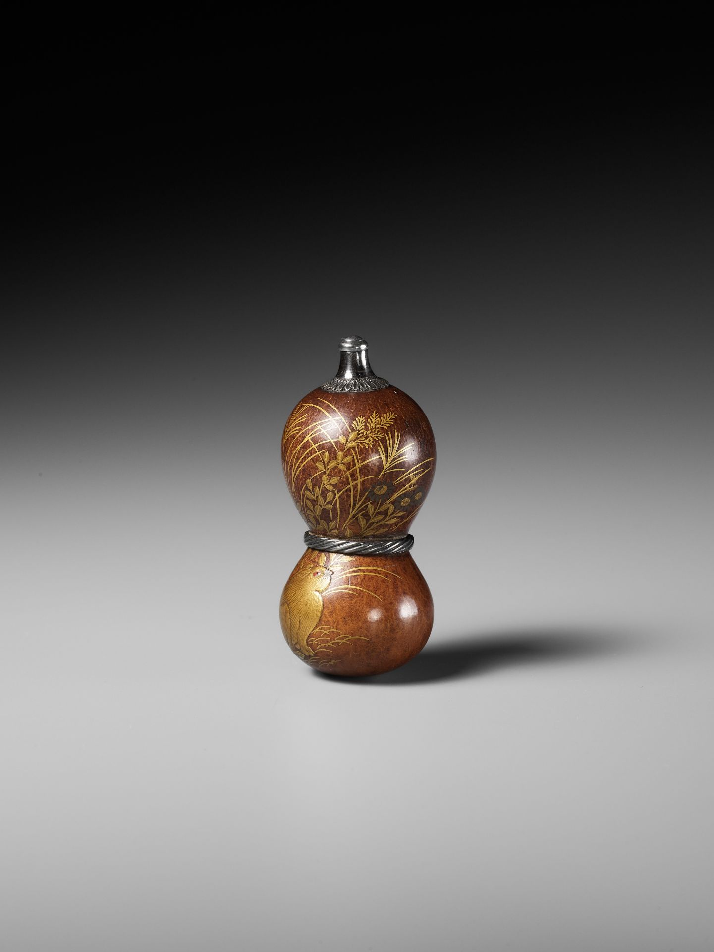 A FINE AND LARGE LACQUERED GOURD NETSUKE WITH A CHUBBY HARE AMONGST AUTUMN GRASSES - Image 3 of 11