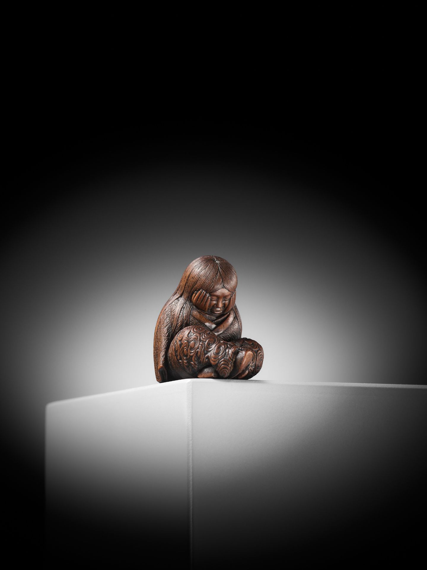 TADATOSHI: A SUPERB NAGOYA SCHOOL WOOD NETSUKE OF A SLEEPING SHOJO - Bild 7 aus 13