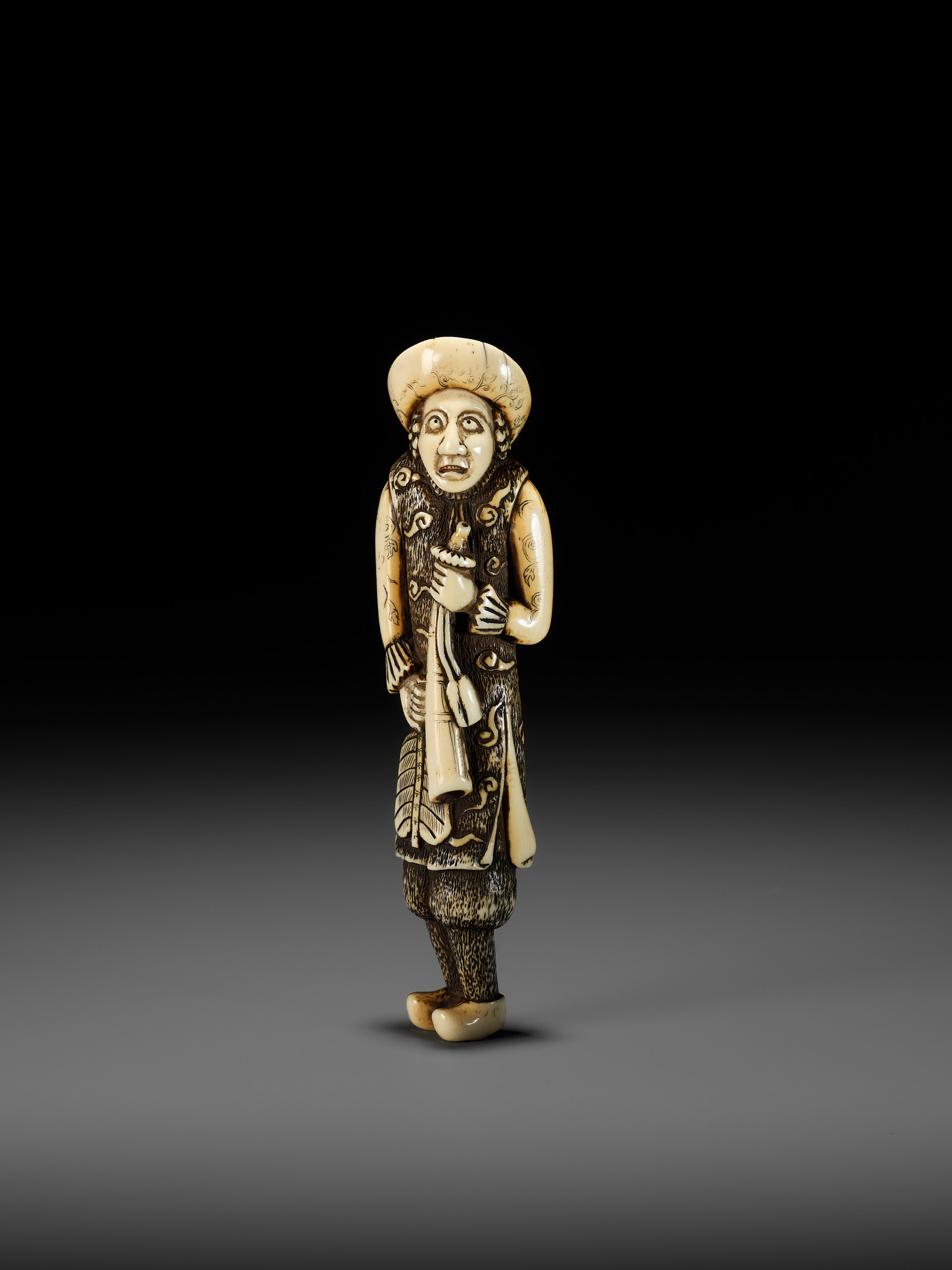 A SUPERB AND LARGE IVORY NETSUKE OF A DUTCHMAN WITH A TRUMPET - Image 2 of 21