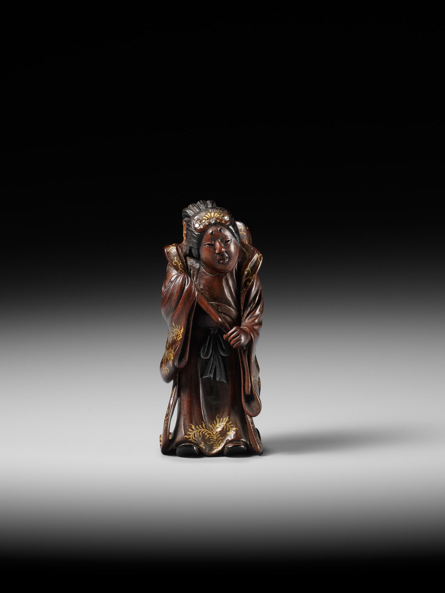 KYOKUSEI: A SUPERB AND LARGE LACQUERED AND INLAID WOOD NETSUKE OF BENTEN - Image 12 of 15