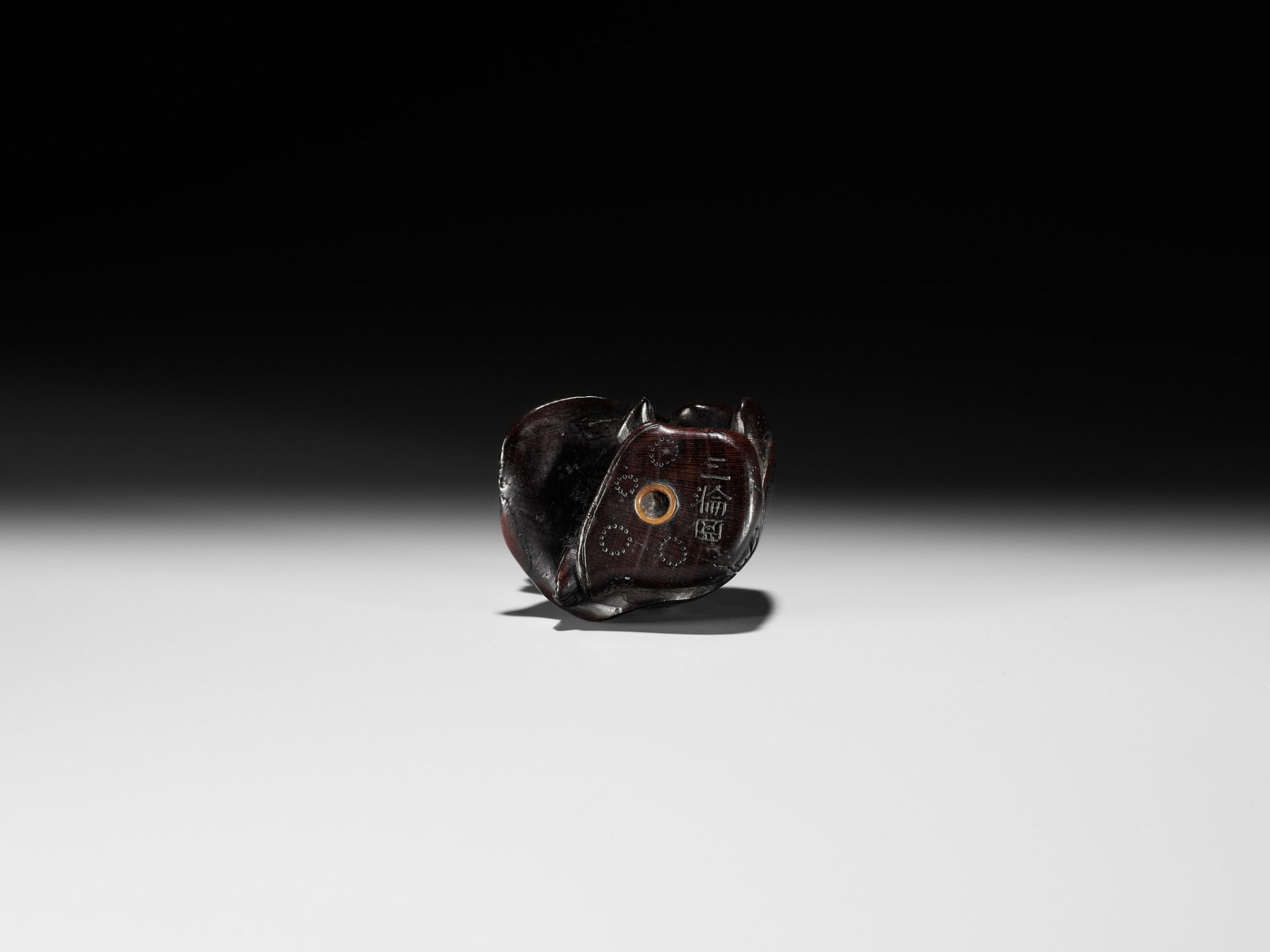 MIWA: A FINE WOOD NETSUKE OF A BOY AT SHISHIMAI - Bild 12 aus 13