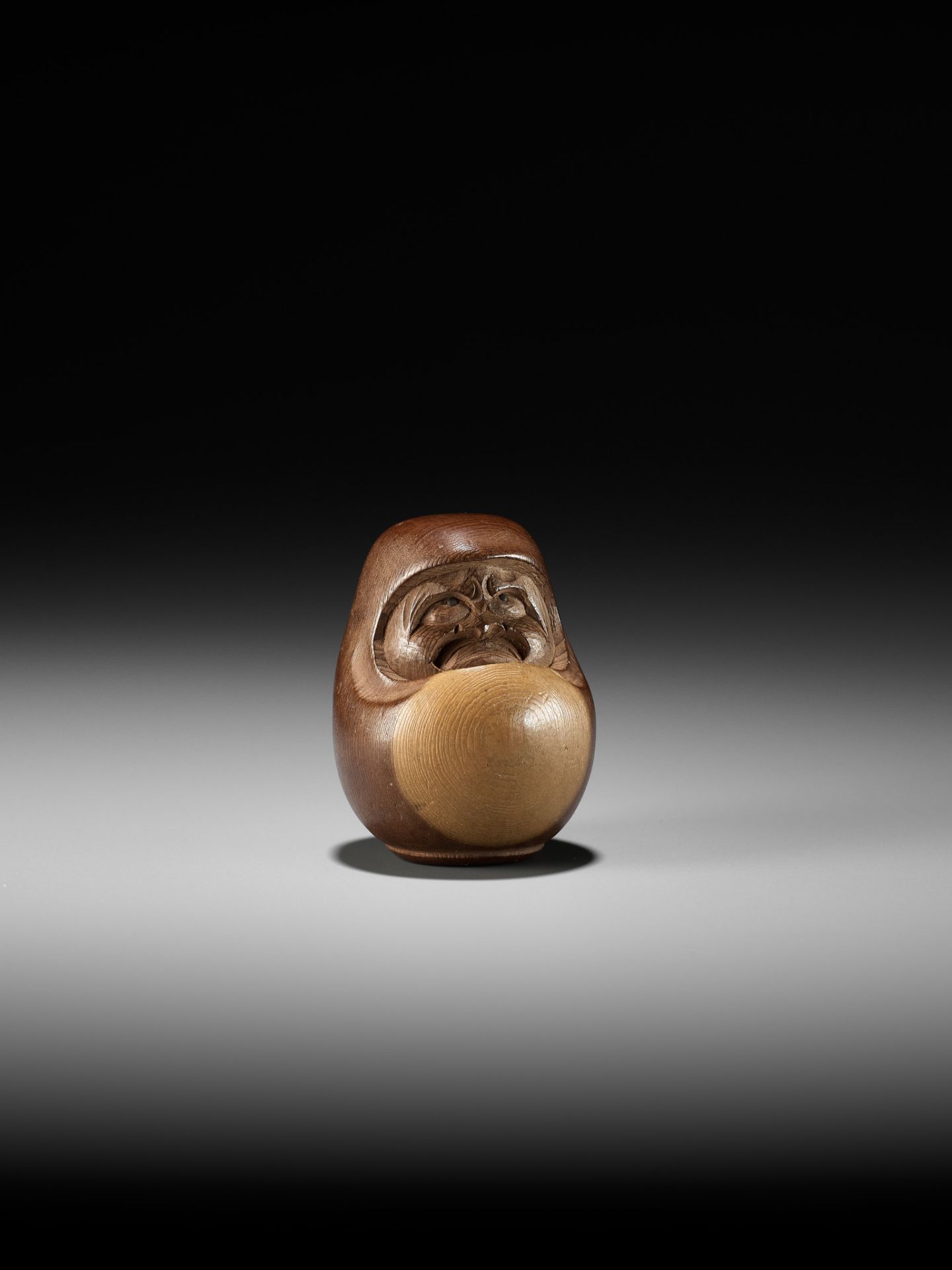 SUKEYUKI: A RARE HIDA SCHOOL ITTOBORI YEW WOOD NETSUKE OF A DARUMA DOLL - Bild 7 aus 11