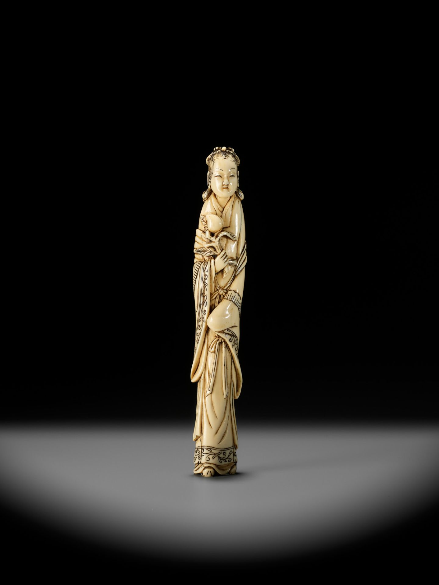 A TALL IVORY NETSUKE OF SEIOBO - Bild 2 aus 12