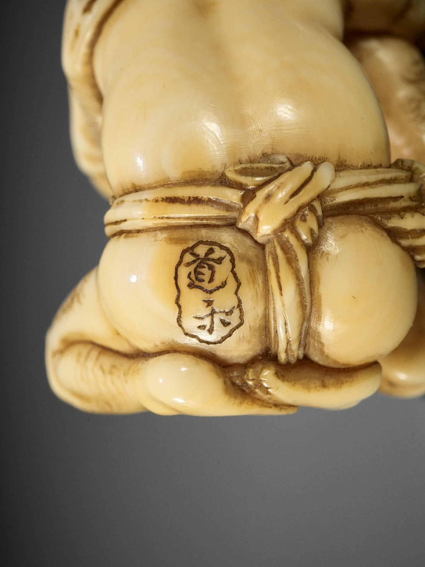 DORAKU: A SUPERB IVORY NETSUKE OF TWO WRESTLING DRUNKS - Bild 22 aus 23