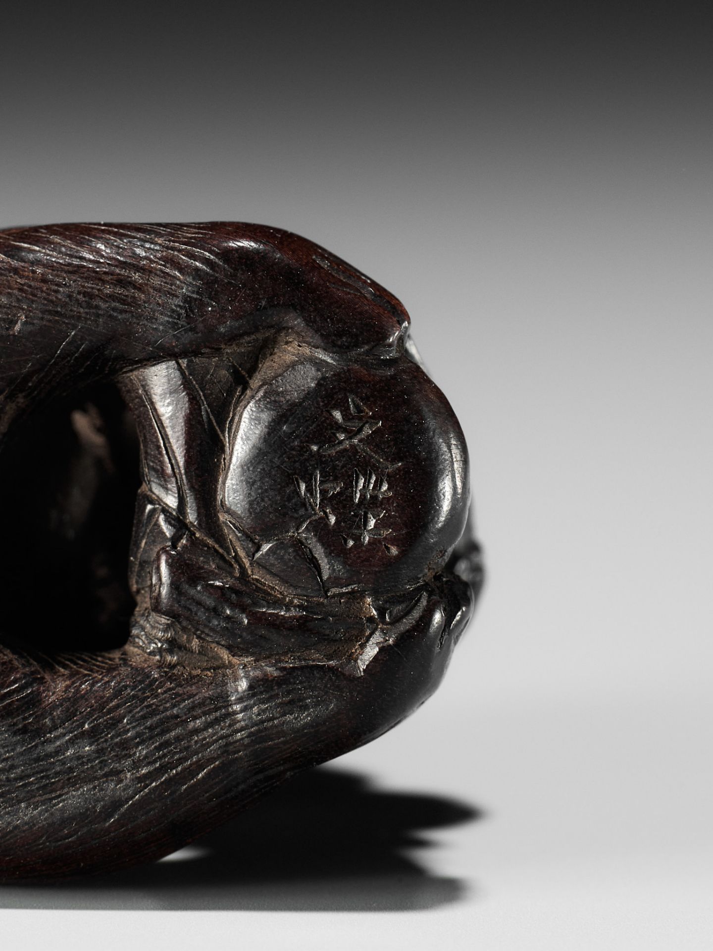 BUNCHO: A FINE WOOD NETSUKE OF A MONKEY EATING PERSIMMONS - Bild 12 aus 12